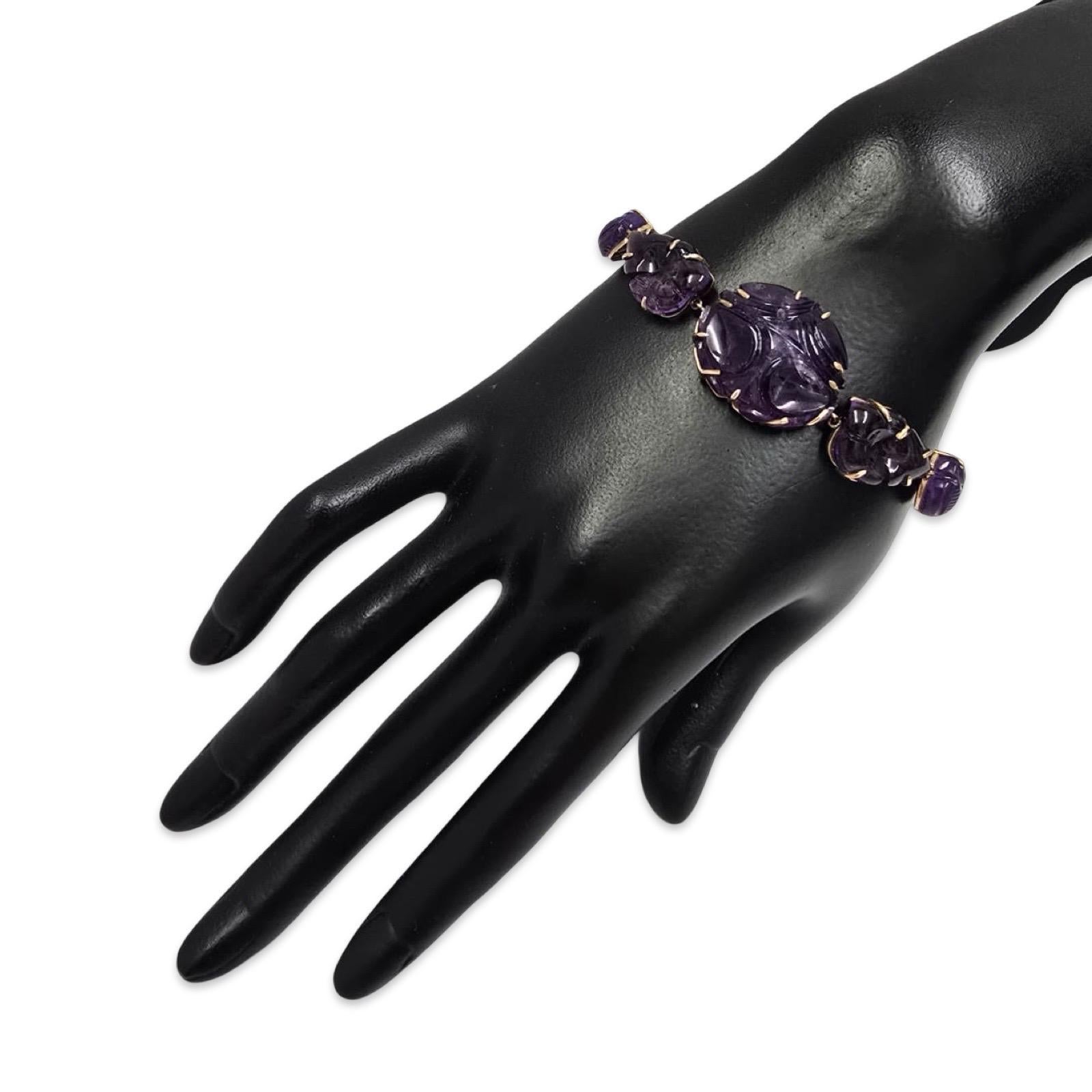Taglio rotondo Bracciale botanico d'epoca in ametista intagliata a 14 carati - Gemma d'arte intagliata a mano in vendita