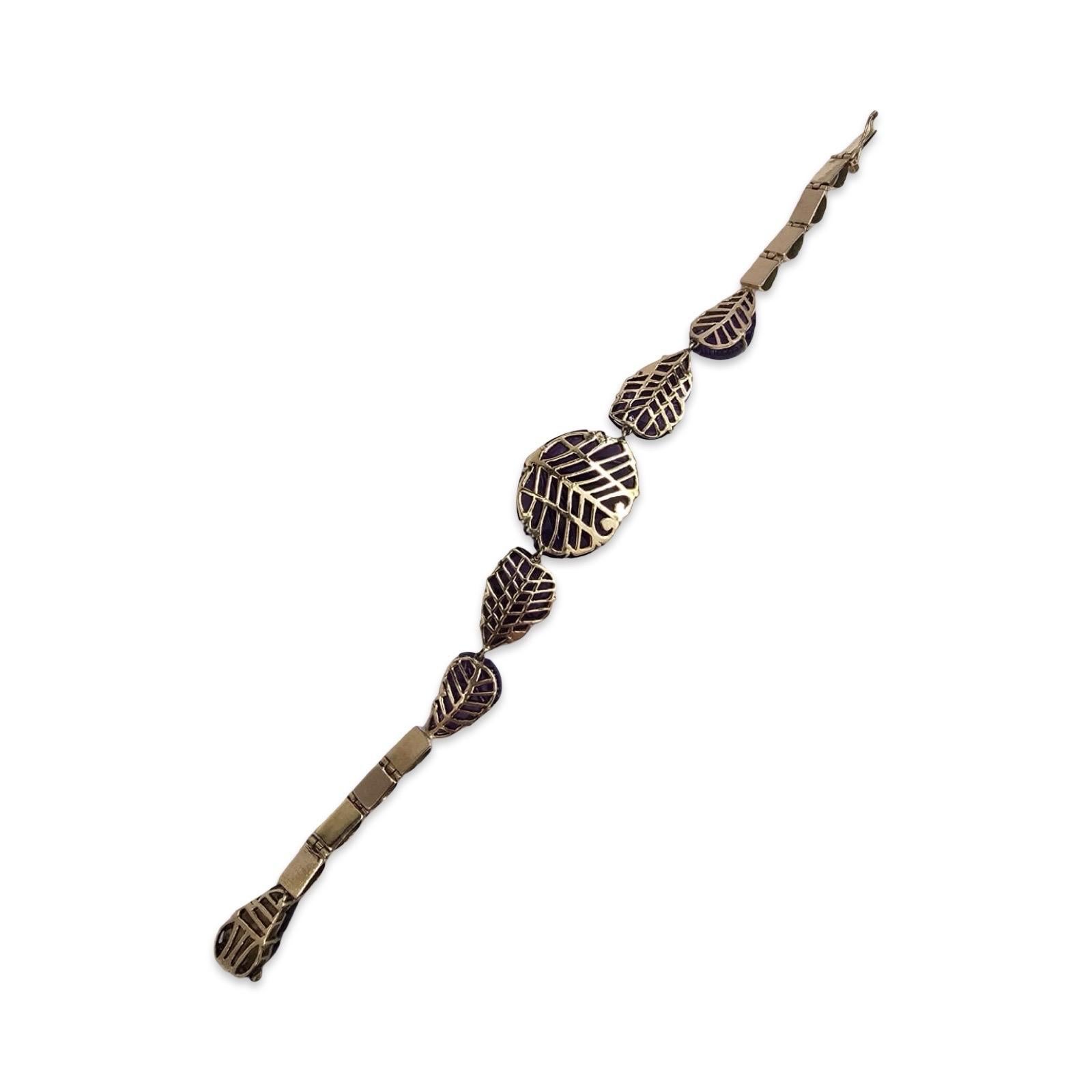 Donna Bracciale botanico d'epoca in ametista intagliata a 14 carati - Gemma d'arte intagliata a mano in vendita