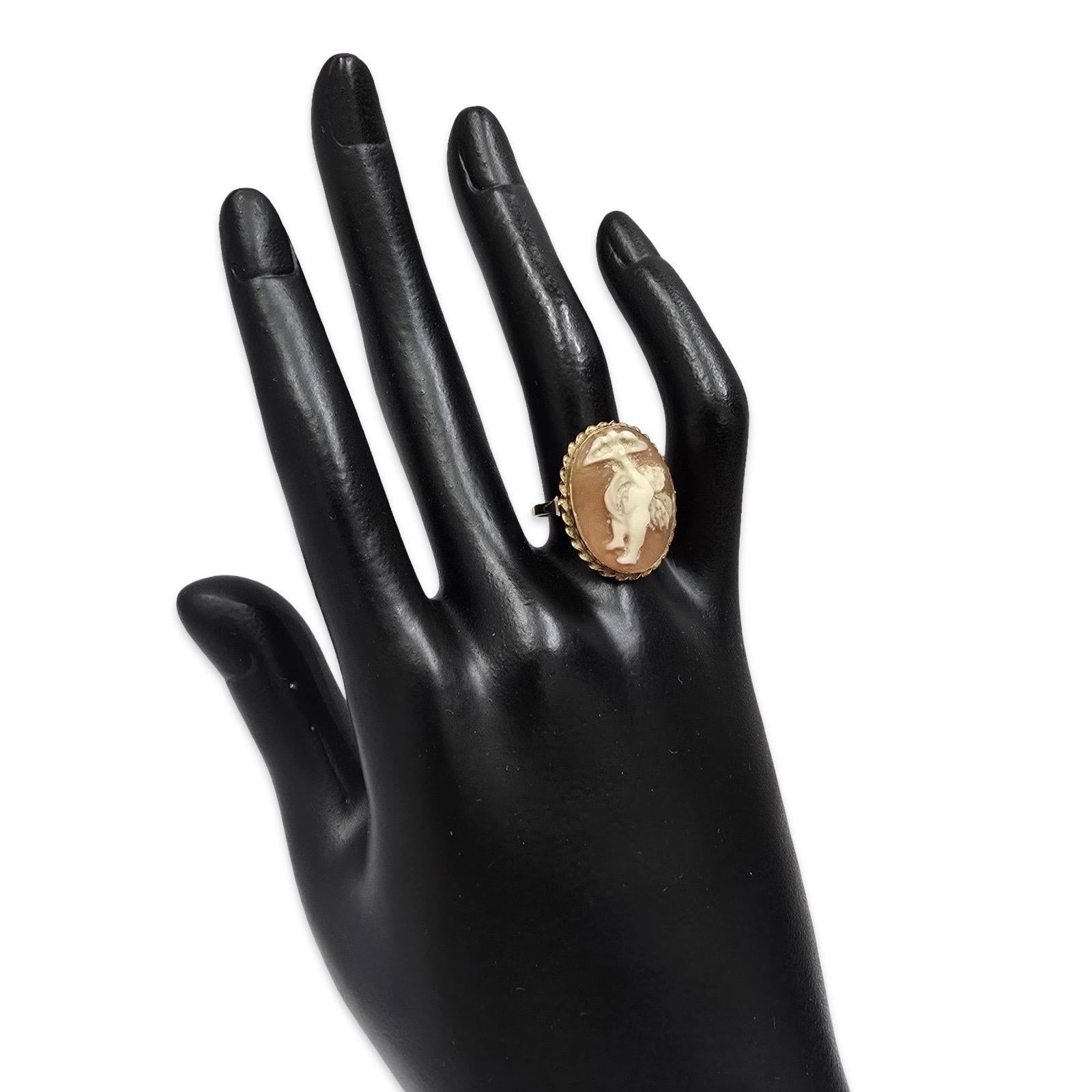Anello con cammeo a conchiglia di cherubino intagliato d'epoca 14 carati, incastonatura ovale In condizioni buone in vendita a Miami, FL