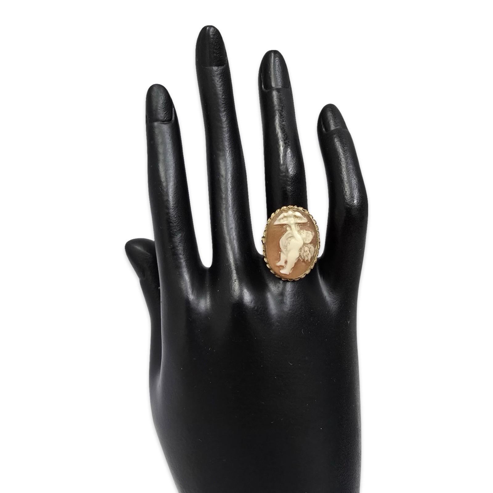 Donna Anello con cammeo a conchiglia di cherubino intagliato d'epoca 14 carati, incastonatura ovale in vendita