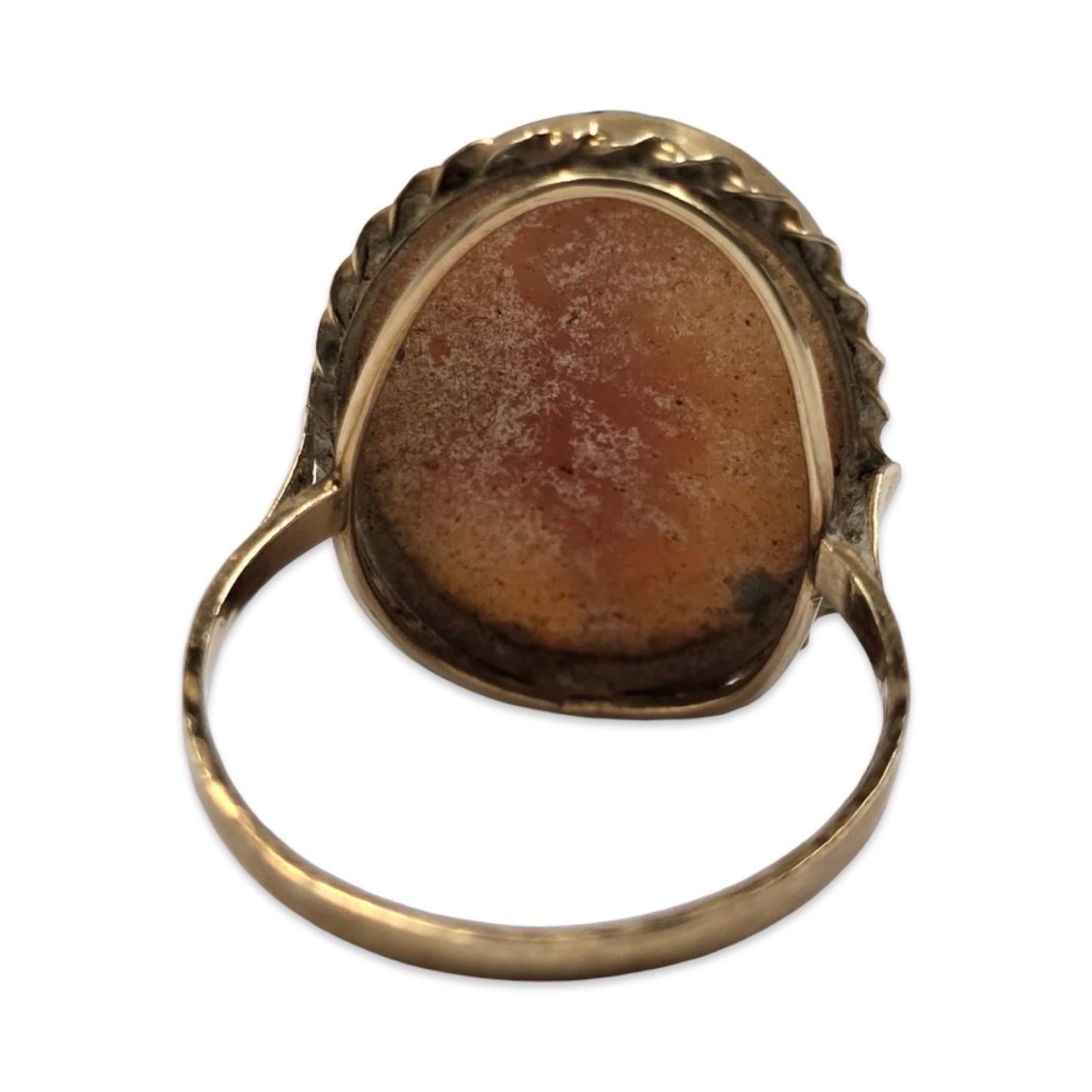 Anello con cammeo a conchiglia di cherubino intagliato d'epoca 14 carati, incastonatura ovale in vendita 1