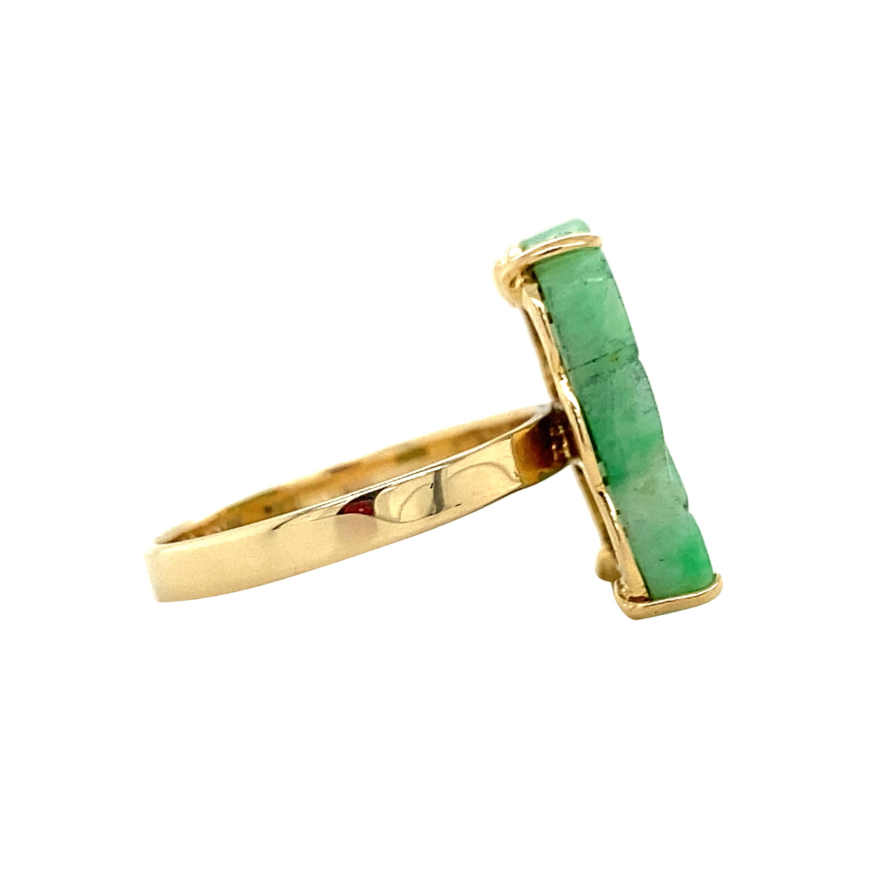 Taille écusson Bague Vintage 14K en Jade Floral Sculpté en vente