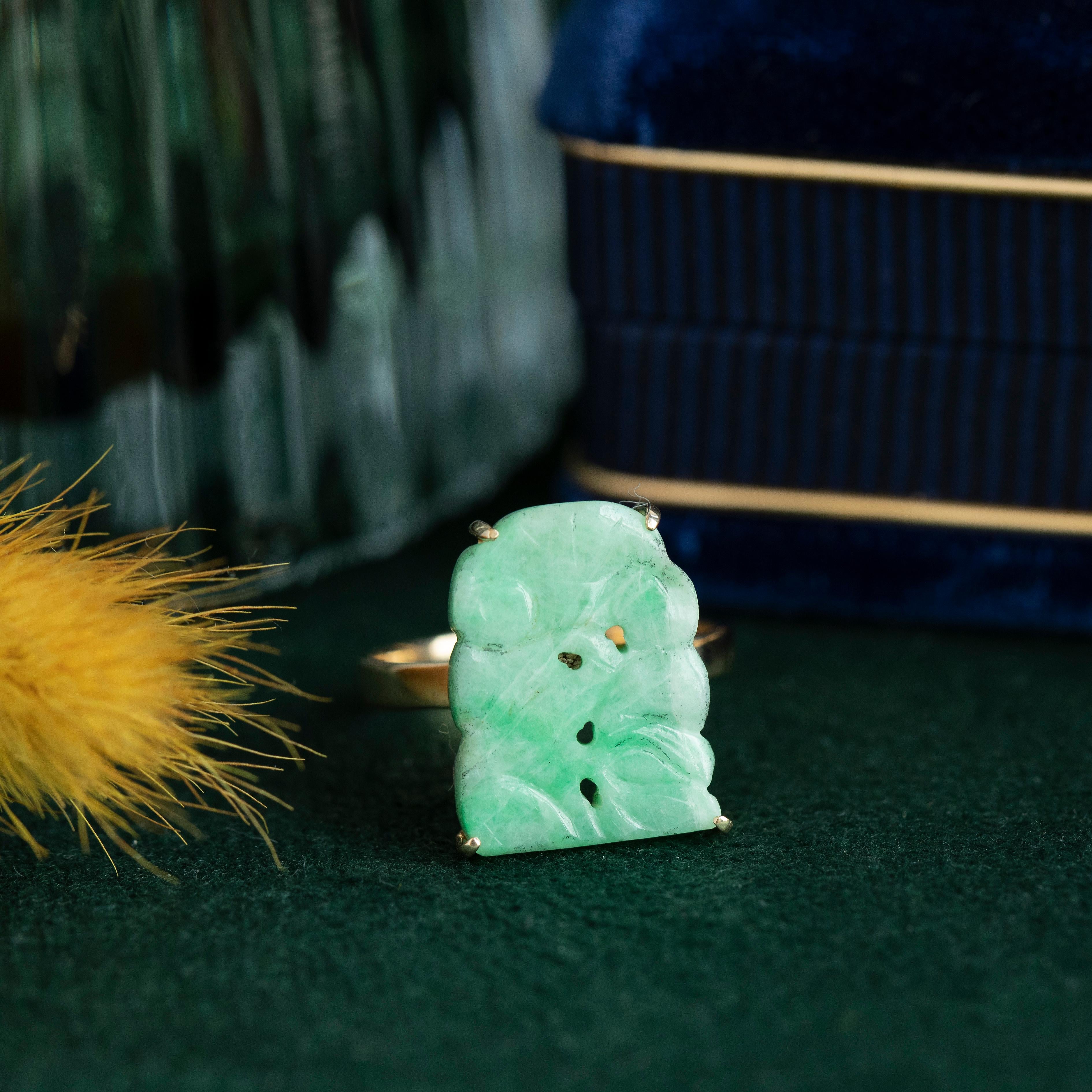 Bague Vintage 14K en Jade Floral Sculpté en vente 2