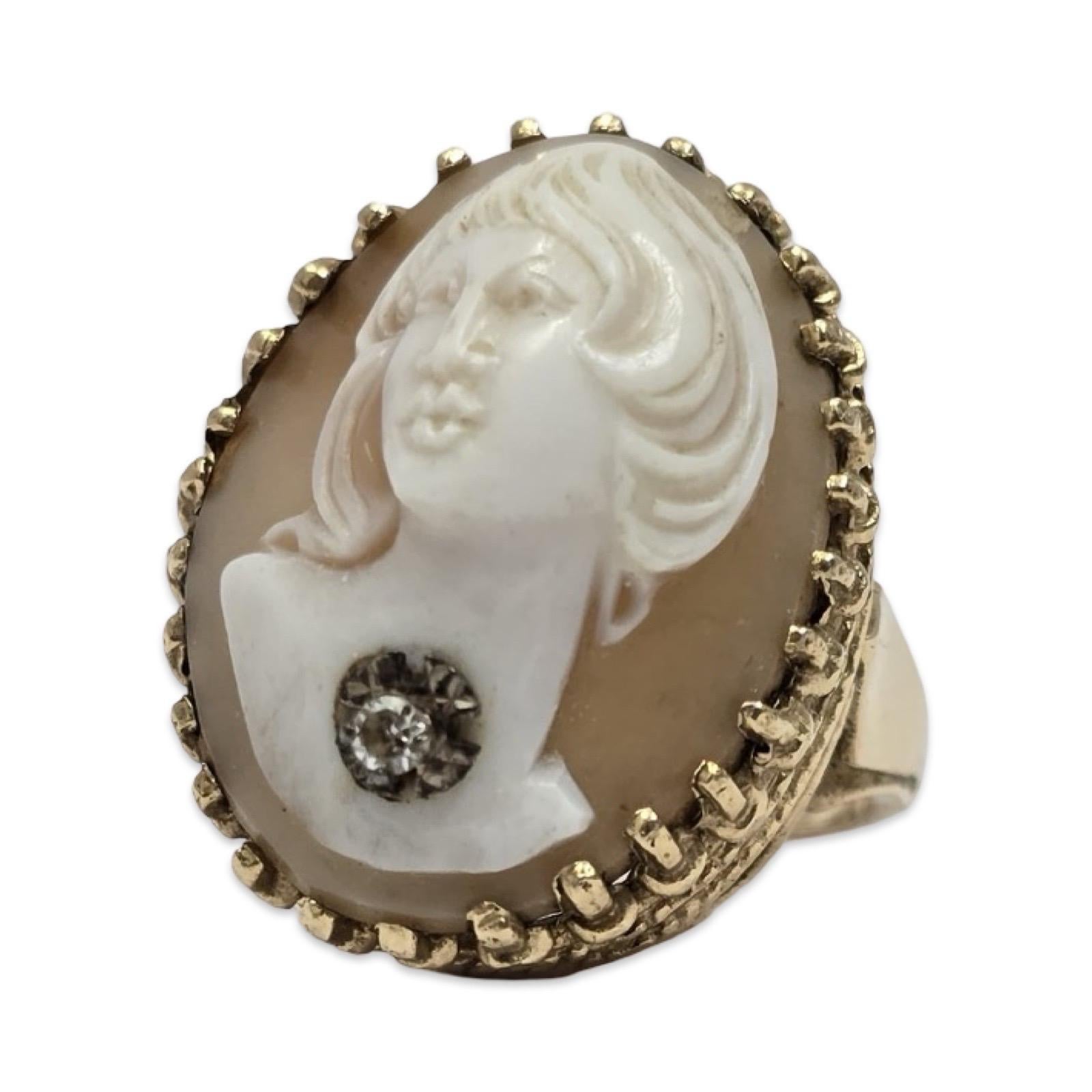 Vintage 14K geschnitzt Shell Cameo Ring mit Diamant-Akzent, skulpturale Einstellung im Zustand „Hervorragend“ im Angebot in Miami, FL