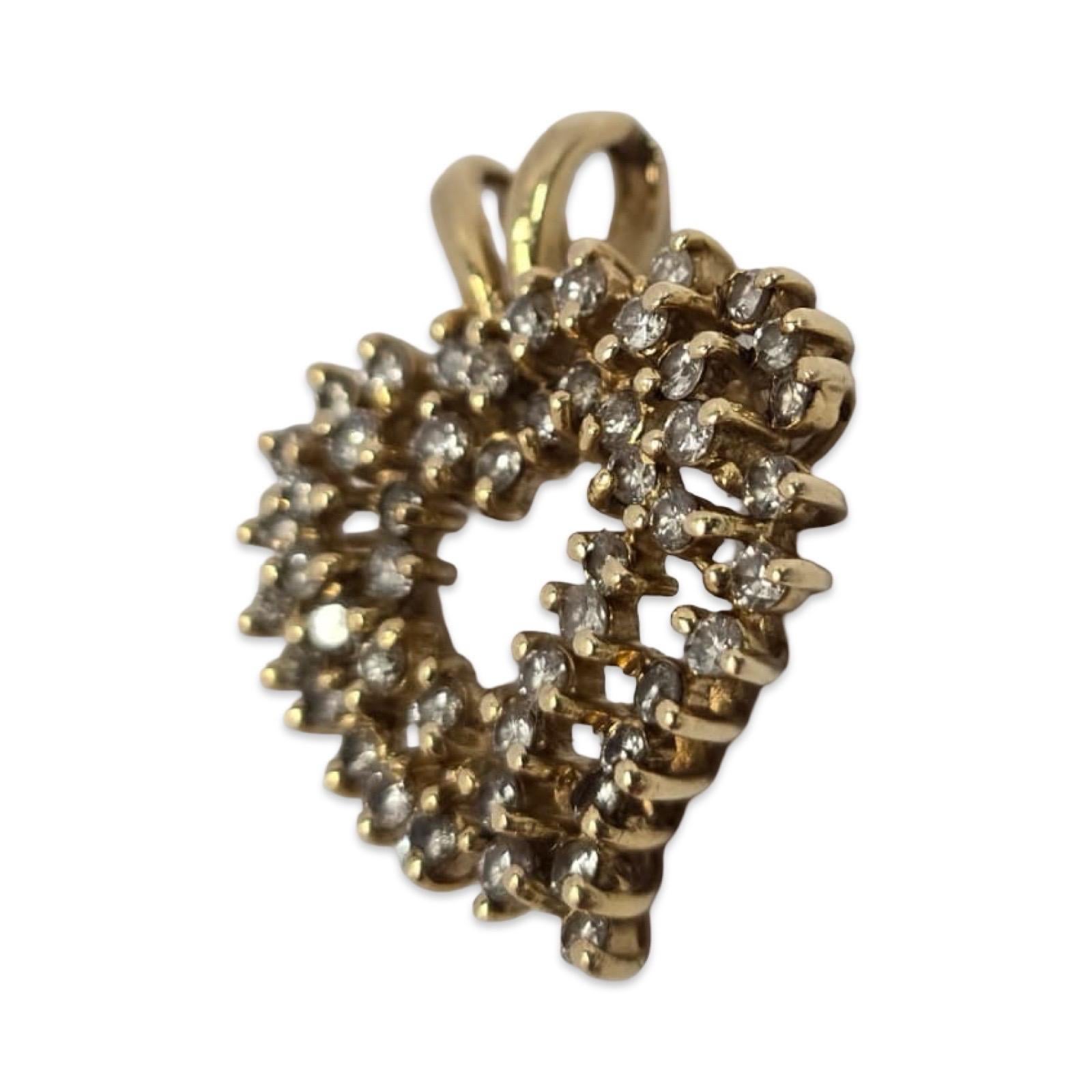 Pendentif en forme de cœur en or massif 14 carats, serti d'une grappe éblouissante de 43 diamants ronds de taille brillant totalisant environ 0,86 carats. Chaque diamant mesure environ 1,65 mm, créant un halo d'étincelles brillant et continu qui