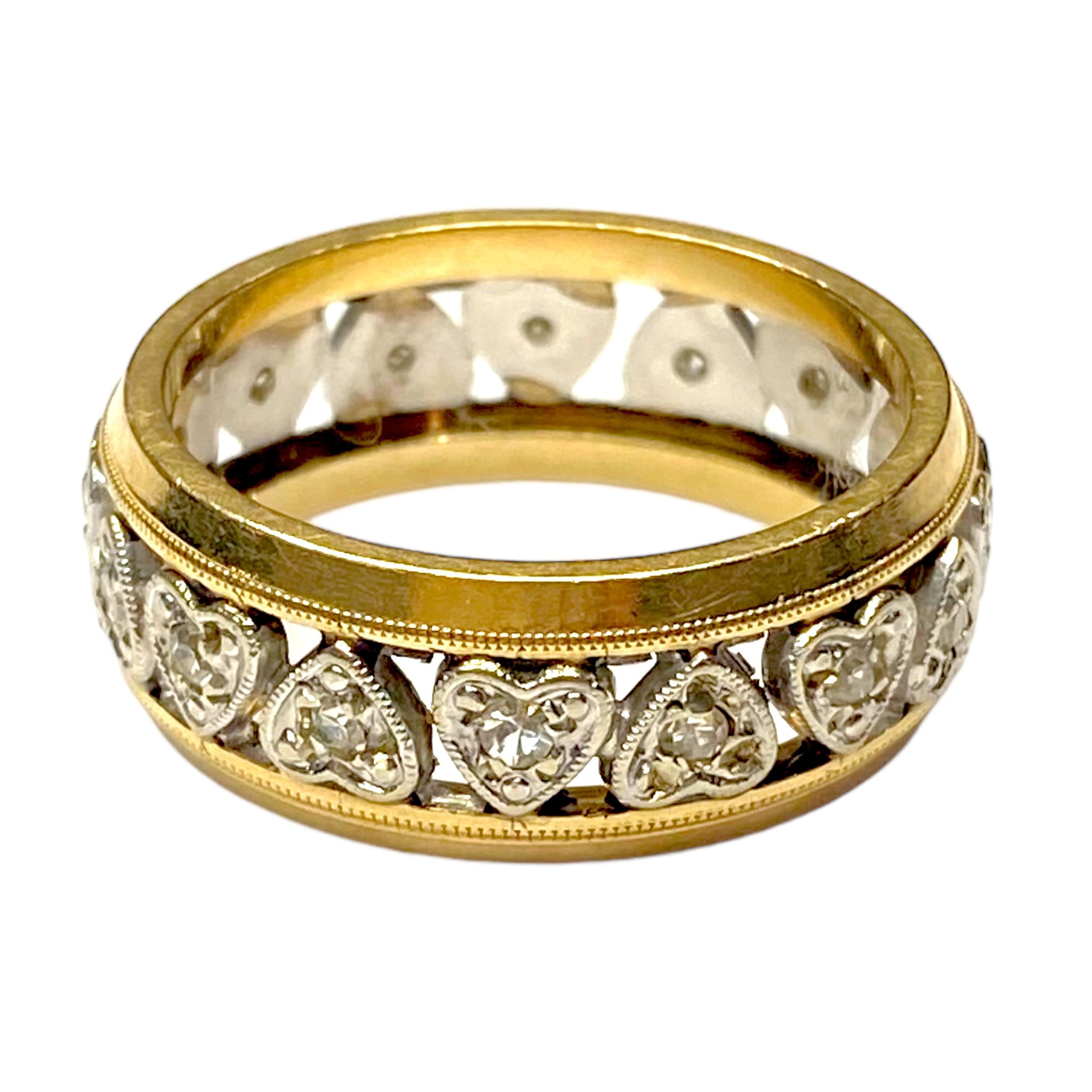 Elaborado en oro de 14 quilates, el anillo presenta en el centro una serie de corazones engastados con diamantes en oro blanco, enmarcados por anillos biselados de oro amarillo.
Acabado pulido brillante con detalles milgrain.
16 diamantes talla
