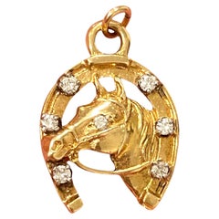 Ciondolo a ferro di cavallo con testa di cavallo con diamanti incastonati, vintage 14K