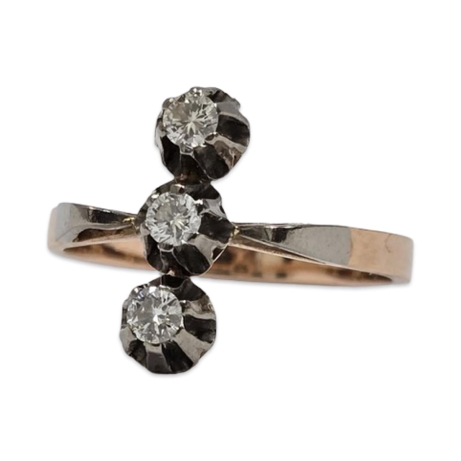 Taille ronde Vintage 14K Diamond Three-Stone Vertical Ring, 0.30ctw en vente