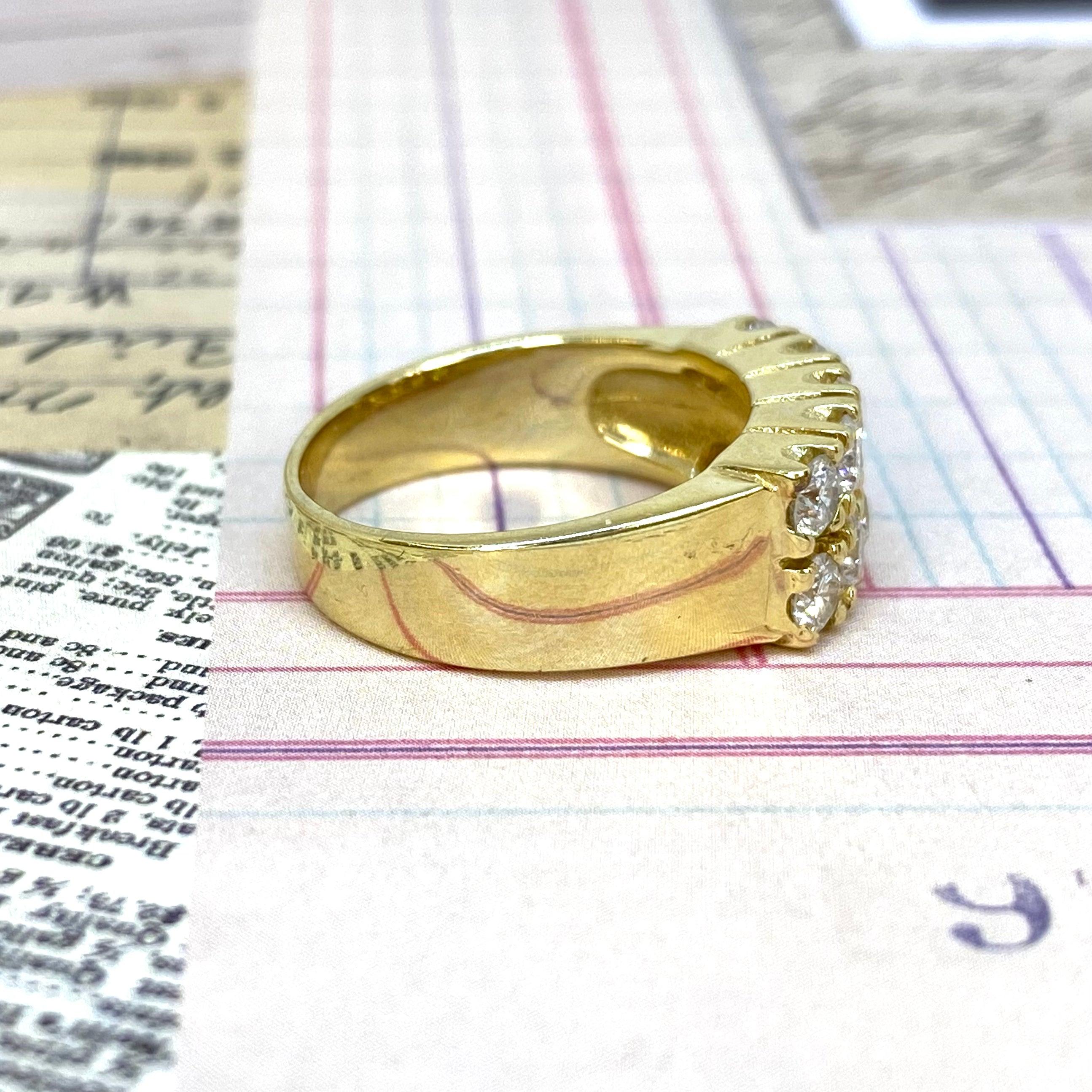 Vintage-Band aus 14 Karat Gelbgold mit zehn runden Diamanten im Brillantschliff, die auf der Vorderseite in einer Doppelreihe gefasst sind.
Ungefähres Gesamtgewicht der Diamanten: 1,25ct. 
Farbe des Diamanten: H-I, Reinheit: SI2-I1
Gewicht: 6,7