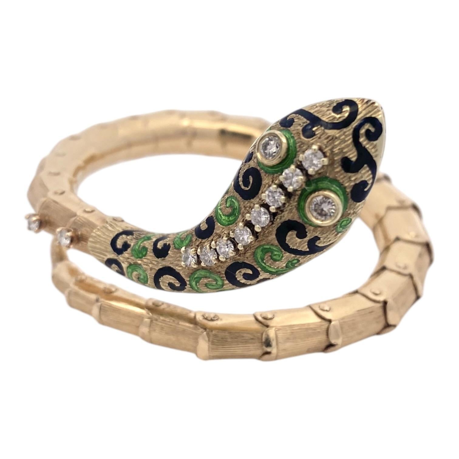 Bracciale a serpente in oro giallo 14 carati, con intricati dettagli in smalto con volute verdi e blu. La testa è ornata da diamanti bianchi, che aggiungono un contrasto sorprendente. Corpo flessibile a segmenti con accenti di diamante. 
Diamanti