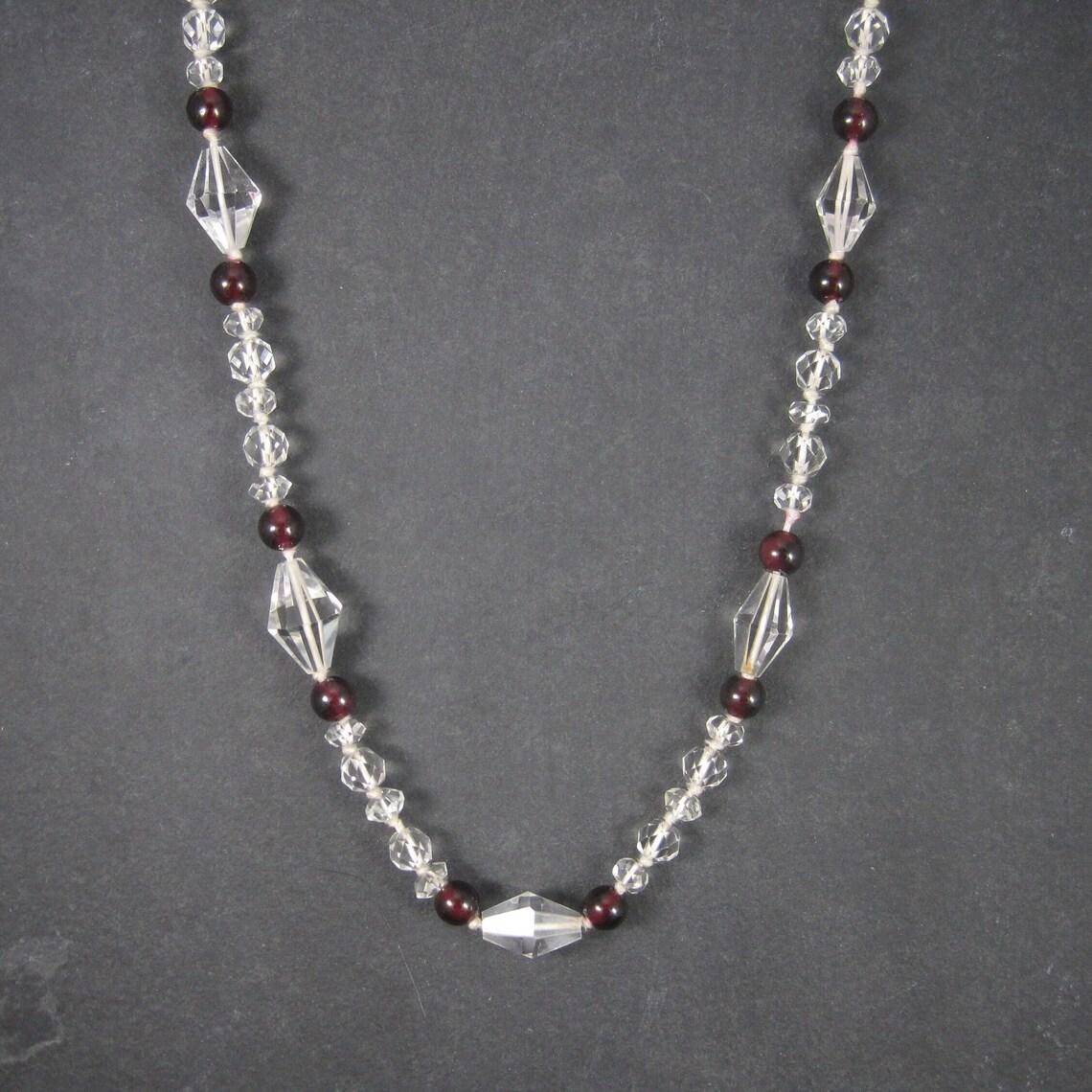Questa splendida collana annodata a mano presenta perle di cristallo e granato naturale.
I granati misurano circa 7 mm.

Misure: 33 pollici di lunghezza
58.9 grammi

La chiusura è marcata 14K

Condizioni: Eccellente