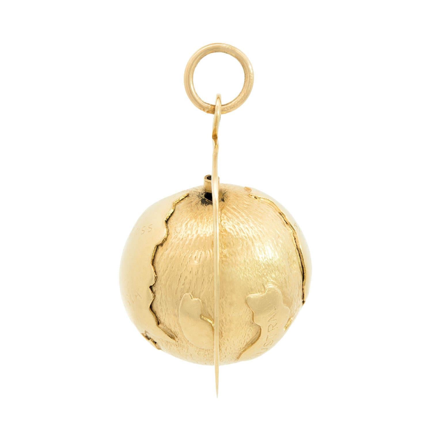 ¡Maravilloso colgante vintage de oro de los años 50! Esta fabulosa pieza, de tamaño especialmente grande, está hecha de oro amarillo de 14 quilates y representa una réplica del mundo. El globo terráqueo está rodeado por un meridiano dorado. El