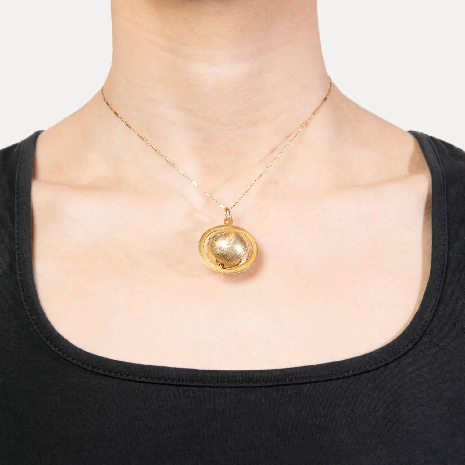 Colgante Globo Vintage 14k en Bueno estado para la venta en Narberth, PA