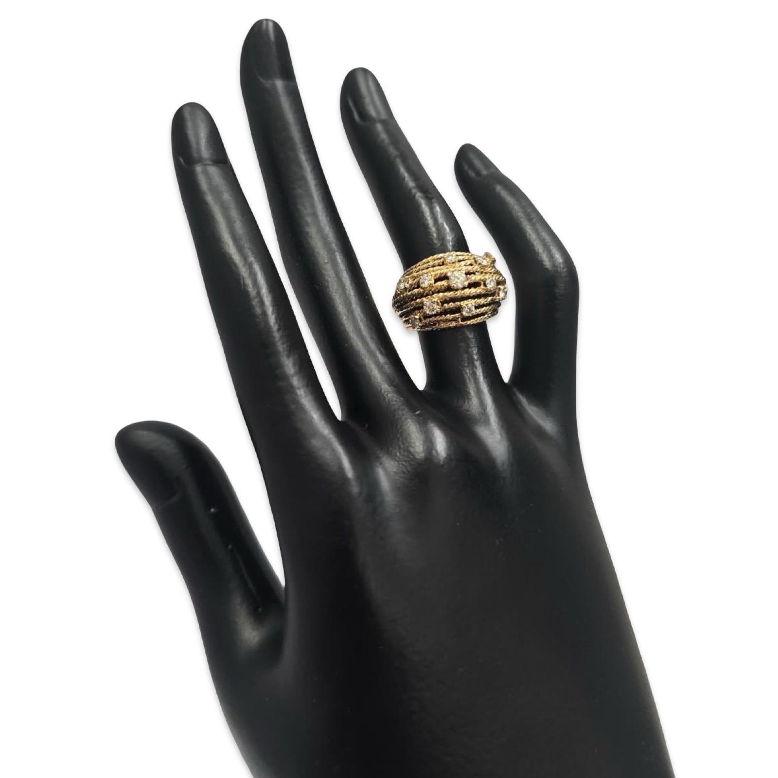 Une bague dôme à plusieurs rangs, audacieuse et sculpturale, méticuleusement réalisée en or jaune 14 carats massif et pesant 6,4 grammes. Ce design impressionnant s'élève à 13,75 mm de hauteur, formant un treillis dimensionnel à texture de corde qui