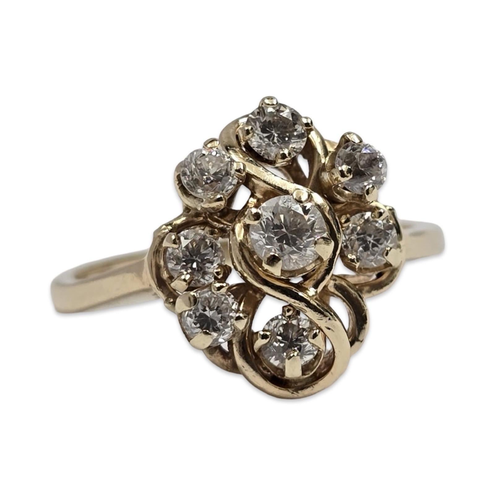 Un sorprendente anello vintage a grappolo realizzato in ricco oro giallo 14K, con un peso di 4,3 grammi e una misura 7. Disegnato con otto diamanti tondi brillanti naturali - una pietra centrale di 4 mm (~0,25ct) circondata da sette accenti