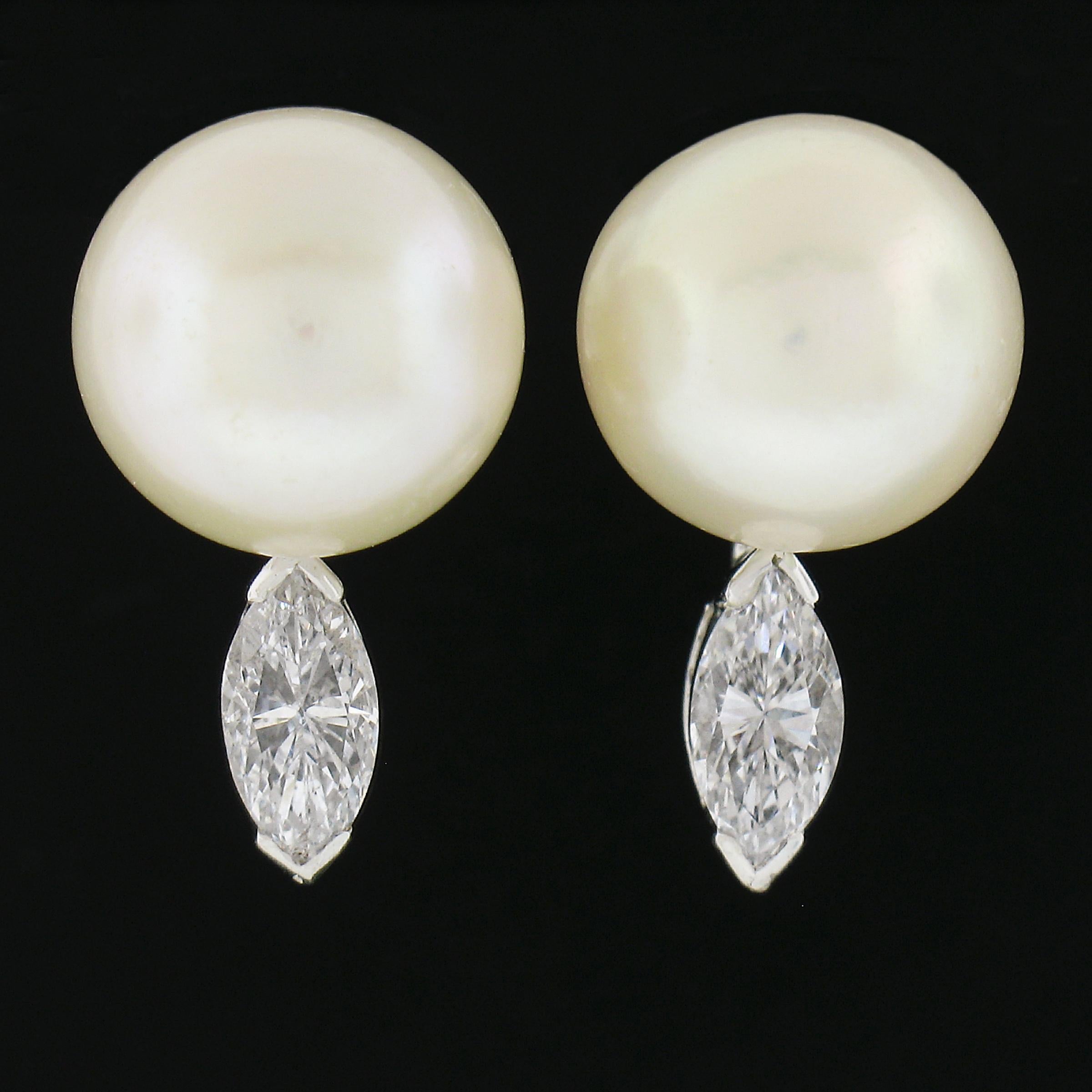 --Pierre(s) :...
(2) Perles de culture véritables - forme ronde - belle couleur blanche - bon lustre - 10mm+ chacune (approx.)
(2) Diamants naturels authentiques - taille Marquise - serti en V - couleur G/H - pureté VS2-SI2 - 0.65ctw (approx.)
Poids