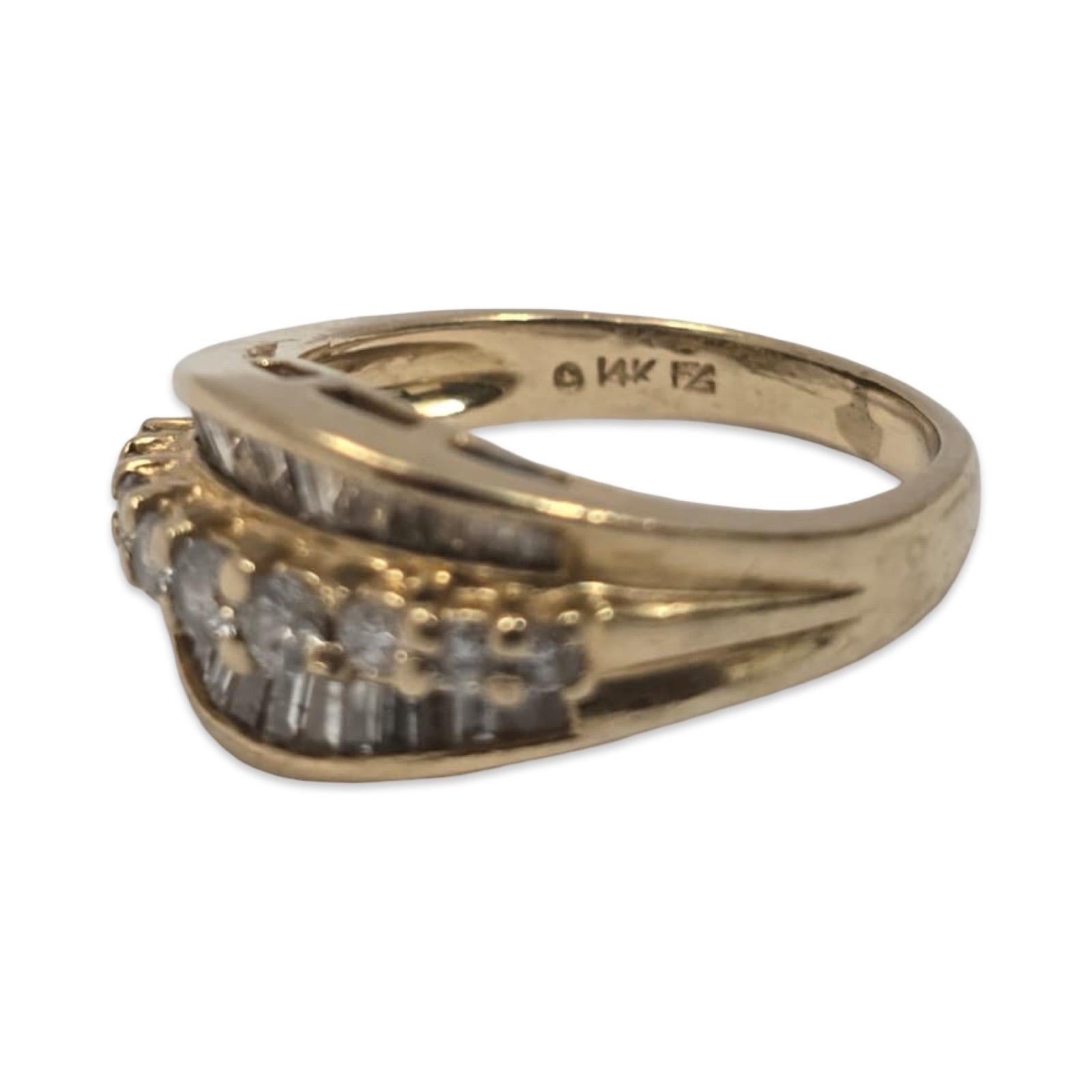 Questo squisito anello vintage con onda a nastro è finemente realizzato in oro giallo massiccio 14K, con un peso di 4,7 grammi, e sfoggia un'abbagliante composizione di diamanti da 1,15 carati totali. Il design presenta 0,40 carati di diamanti tondi