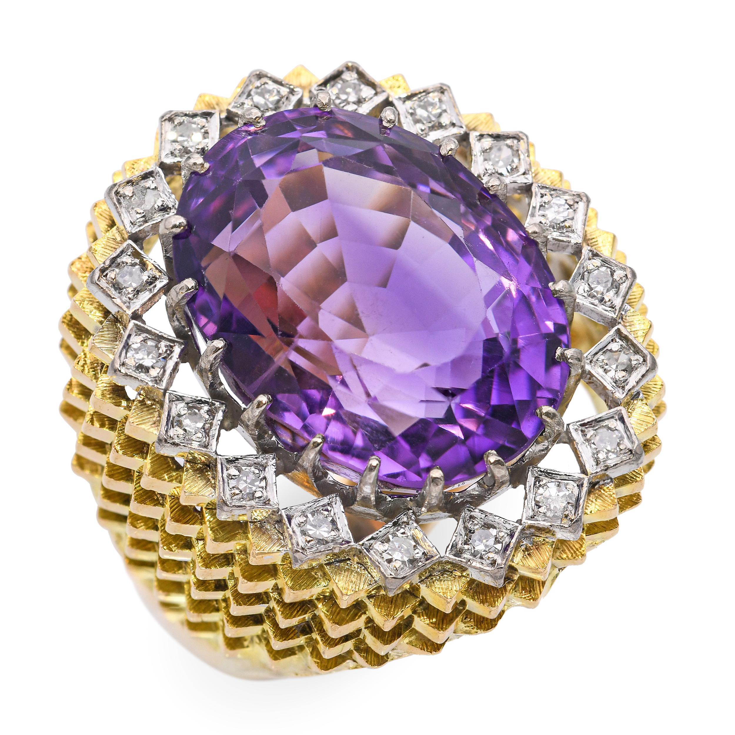 Questo accattivante anello da cocktail è realizzato in elegante oro 14k bicolore, che combina il calore dell'oro giallo con la finitura elegante dell'oro bianco. Al centro si trova una gemma di ametista riccamente colorata, nota per la sua profonda