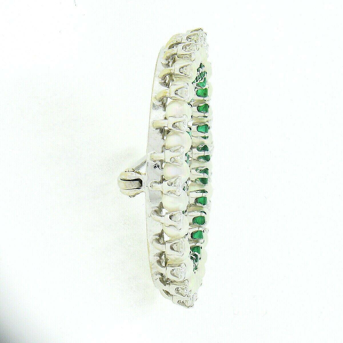 Taille ronde Broche couronne vintage en or 14 carats avec diamants ronds, émeraudes et perles blanches de 1,60 carat en vente