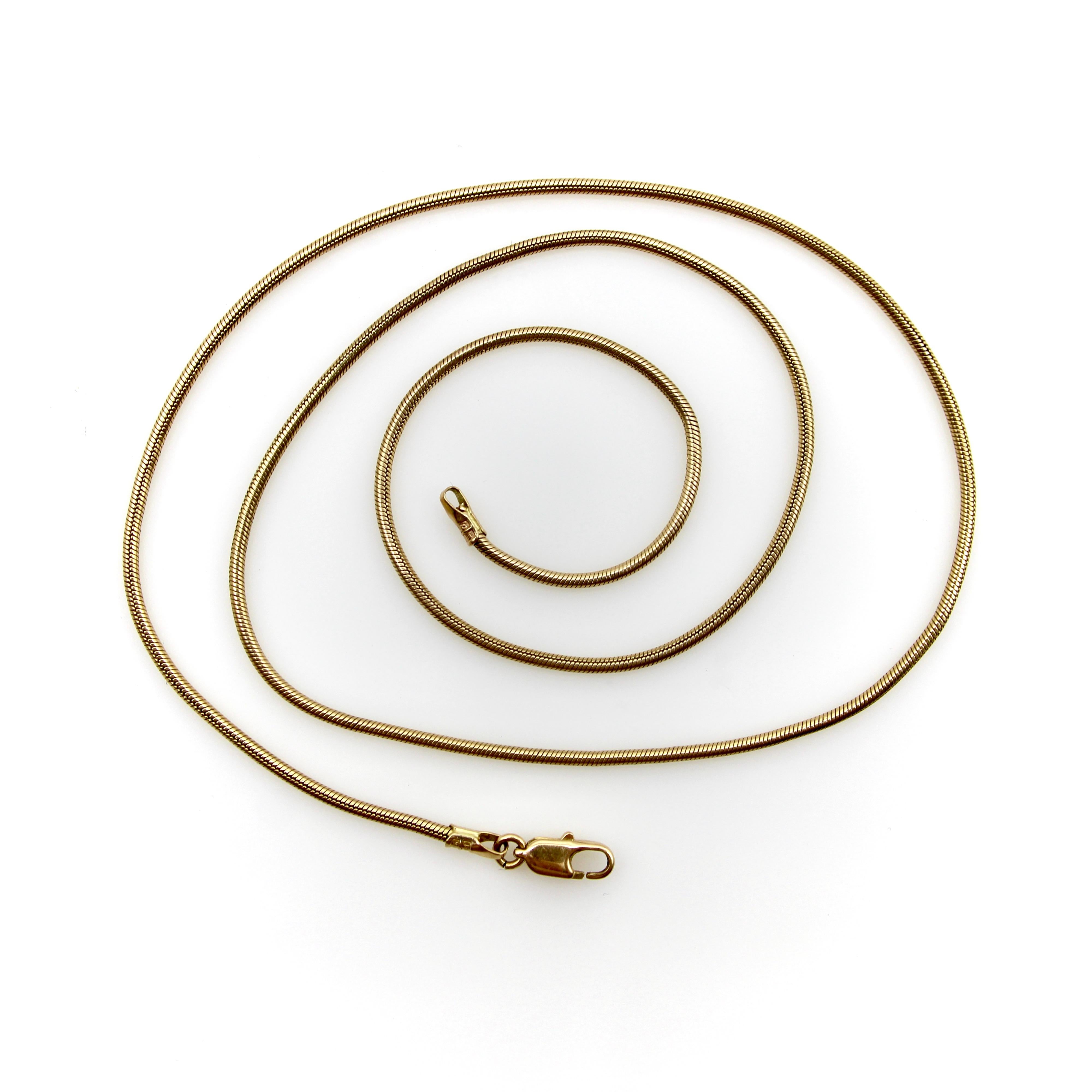 Diese Schlangenkette im Vintage-Stil ist sehr fließend, so dass sich die Charms leicht auf und ab bewegen können. Sie ist schlank und geschmeidig, sieht aber auch als schlichte, einfache Linie gut aus. Dieses Schmuckstück ist ein nützliches