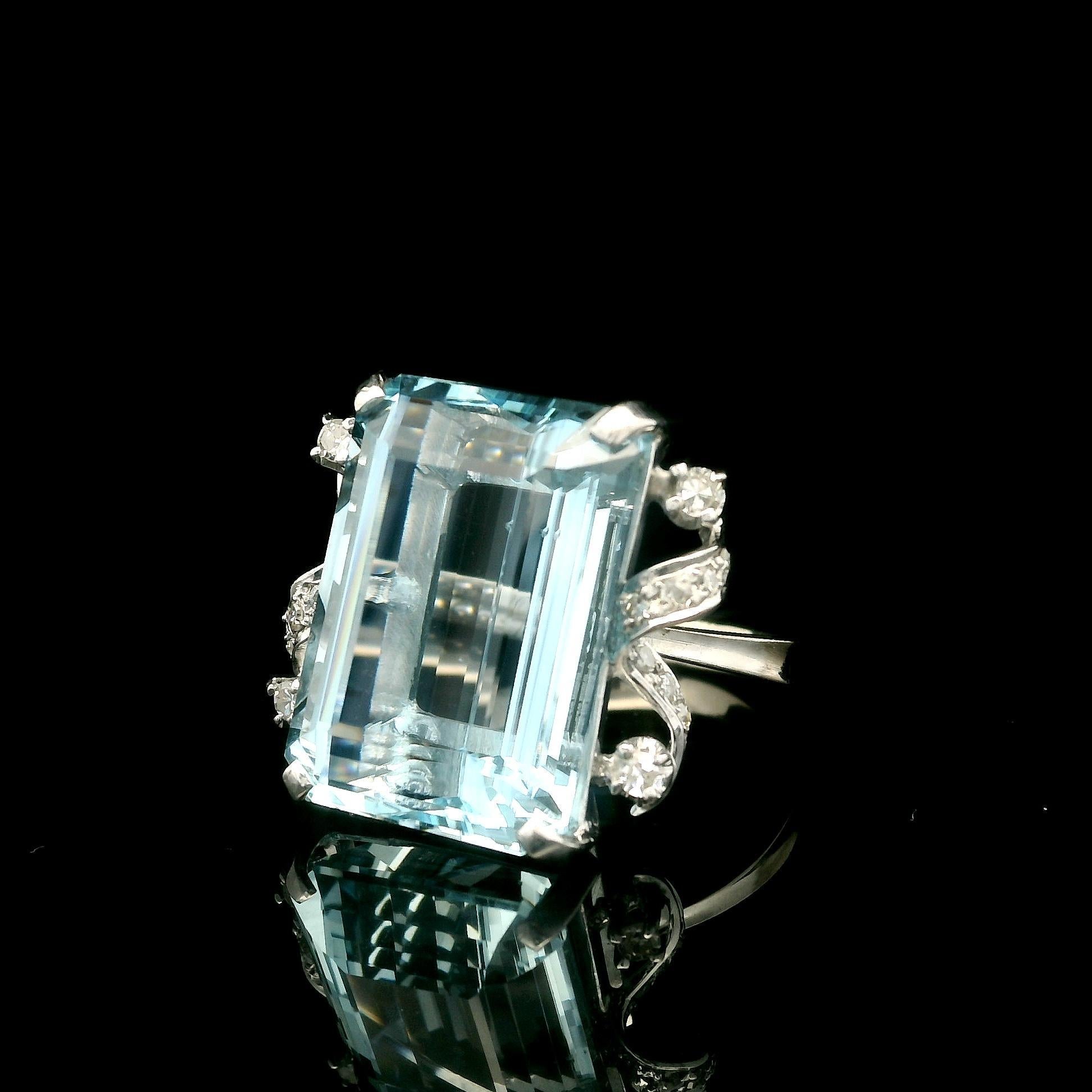 Vintage 14k Gold 18.3ct Emerald Cut Aquamarine & Diamond Ribbon Style Sides Ring In Excellent Condition For Sale In Montclair, NJ
