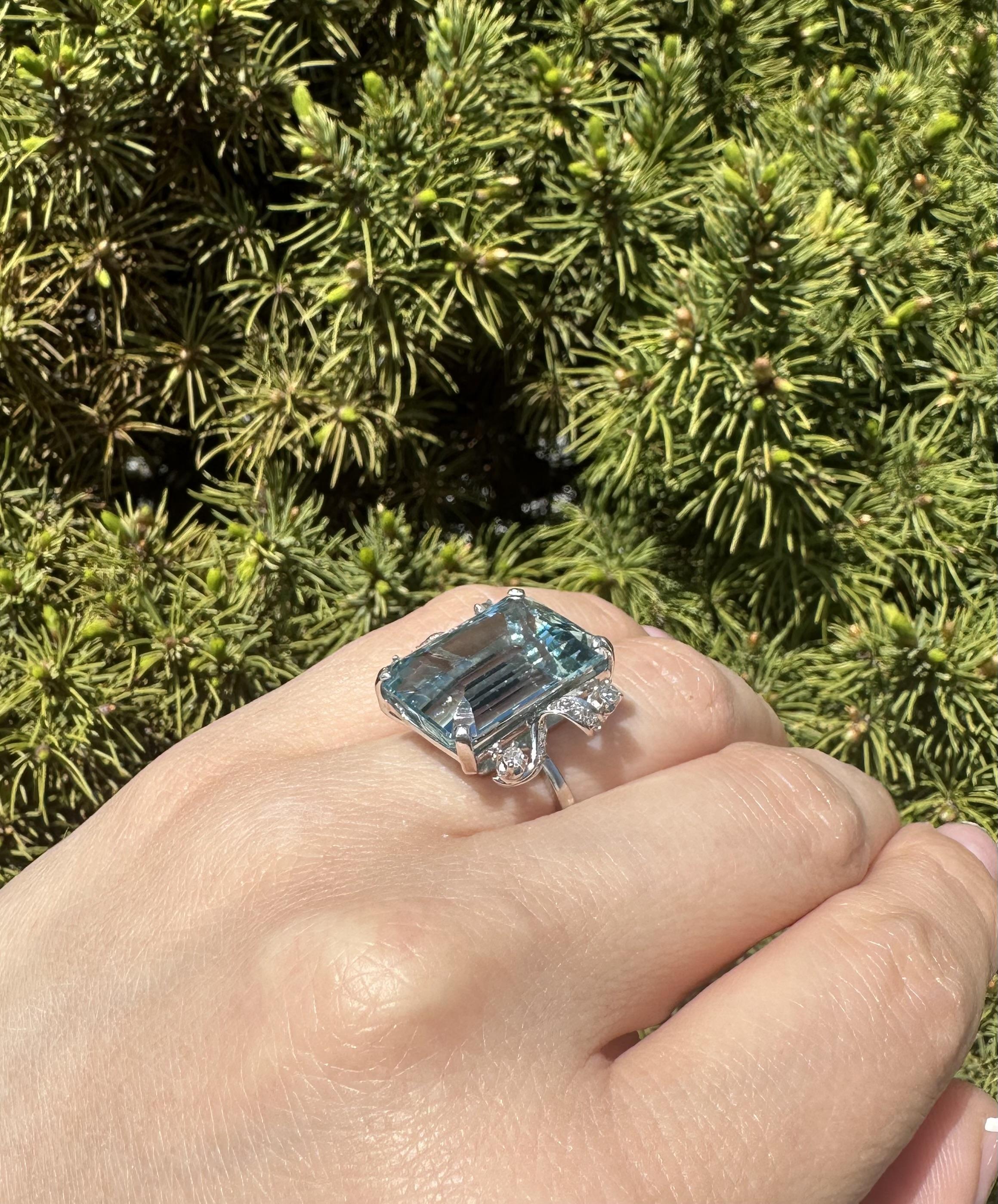 Vintage 14k Gold 18.3ct Emerald Cut Aquamarine & Diamond Ribbon Style Sides Ring For Sale 1