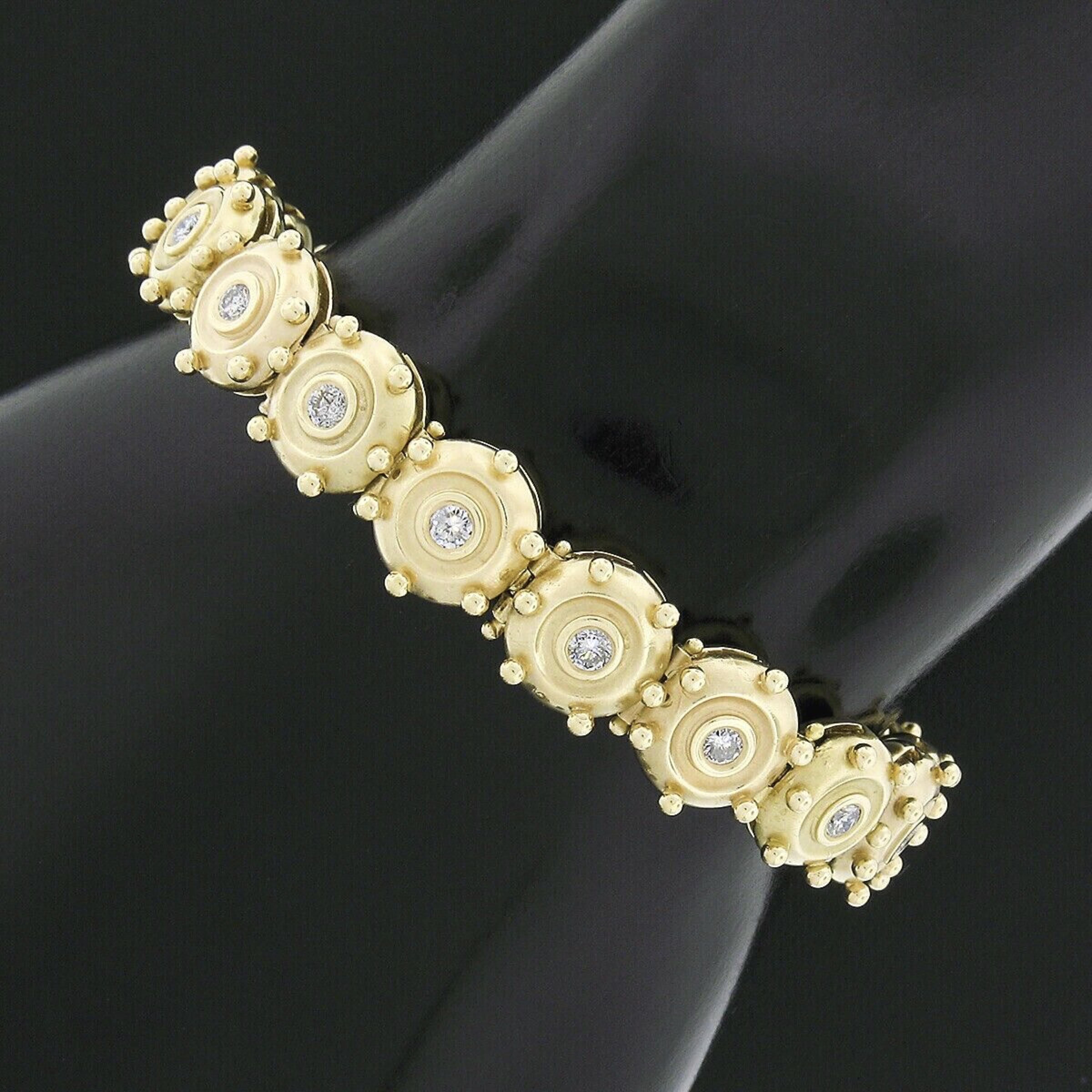 Ecco un bellissimo bracciale vintage realizzato in oro giallo massiccio 14 carati con 19 maglie rotonde, ognuna delle quali è incastonata con un raffinato diamante rotondo brillante al centro. Questi splendidi diamanti hanno un peso di circa 1