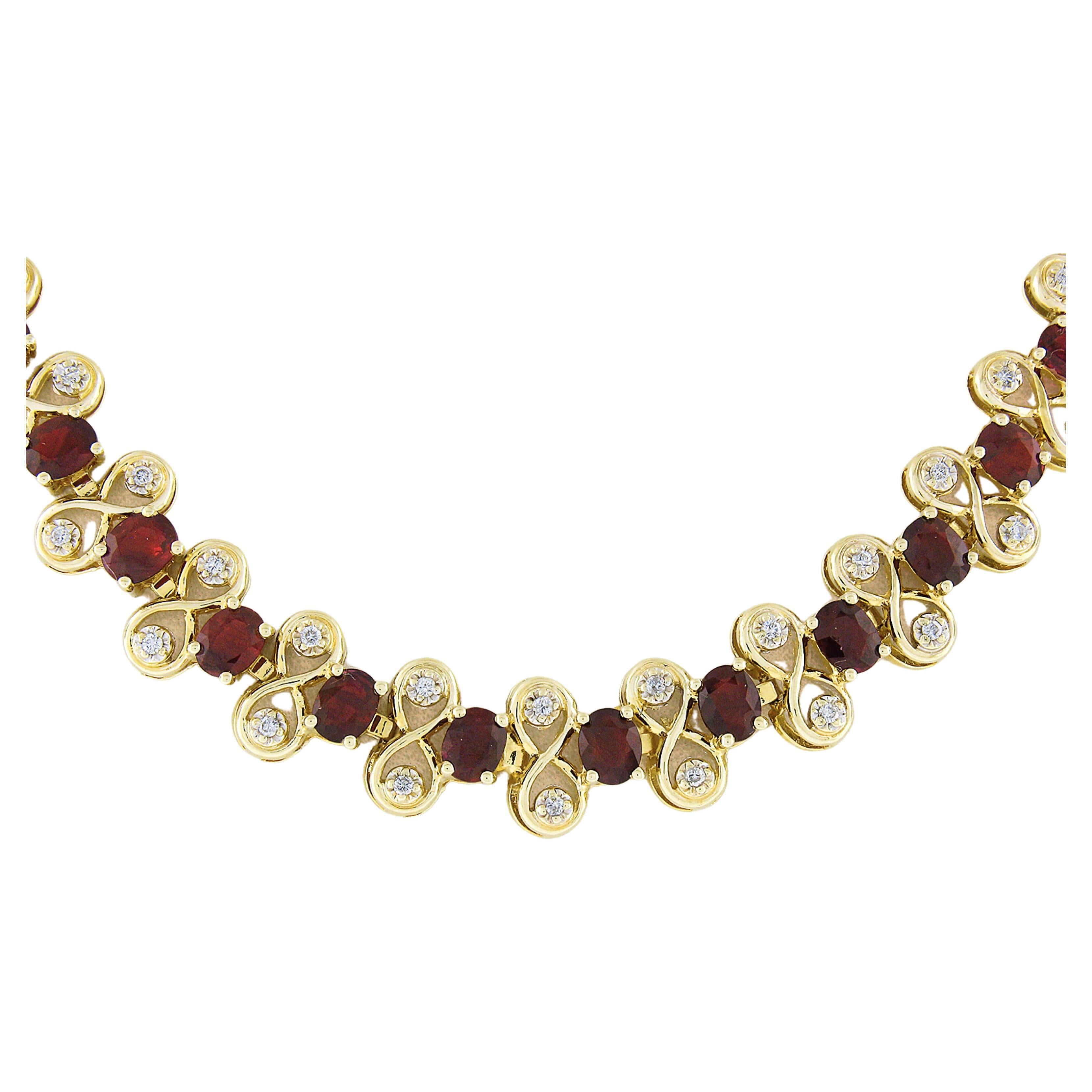 Nous avons ici un collier magnifique et bien fait qui a été fabriqué en or jaune 14k massif. Le collier comporte 51 pierres en rubis naturel qui alternent avec des maillons en forme de 8, eux-mêmes ornés de diamants de qualité. Trois des rubis ont
