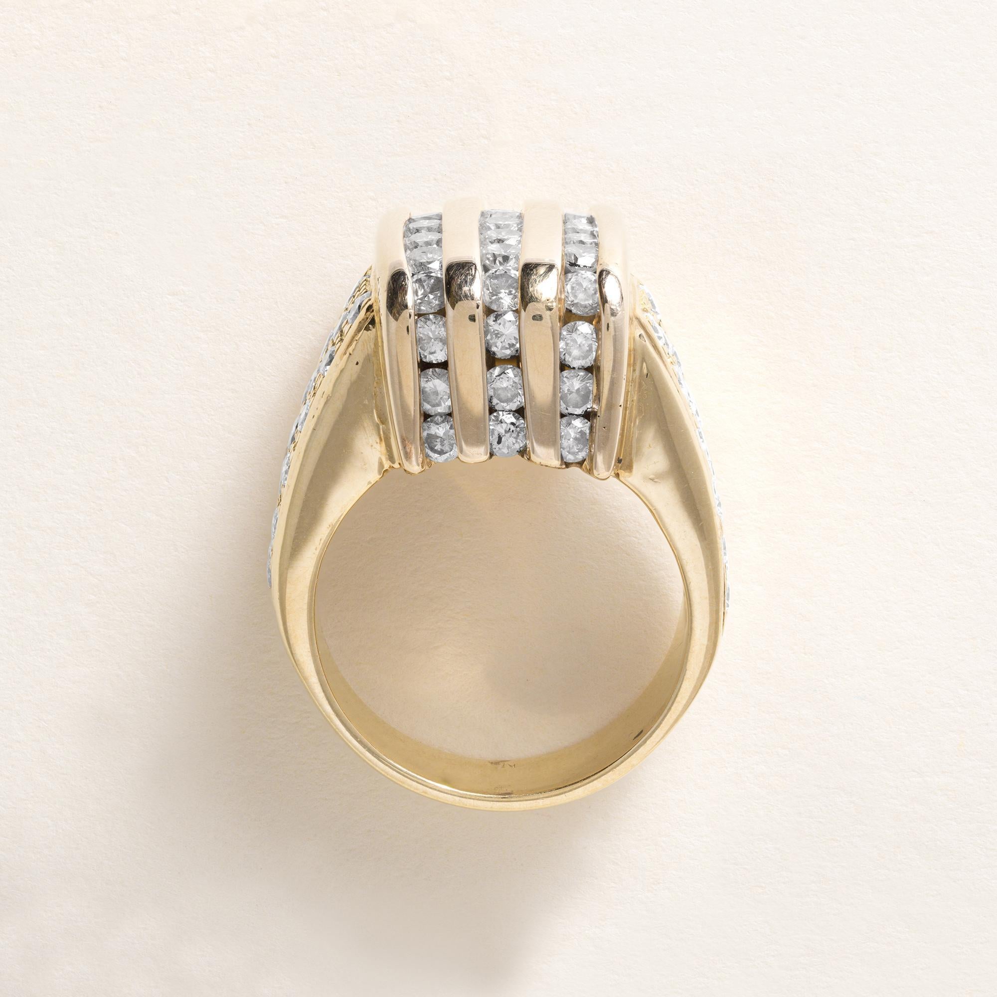 Questo è un anello a cupola con canali e pave di diamanti
incastonato in oro 14 carati.
Circa 1980
Dettagli:
36 diamanti tondi brillanti incastonati ~1,50 carati G/H VS
34 diamanti tondi brillanti incastonati ~0,85 carati
F/G VS
Un bel peso di 19,73