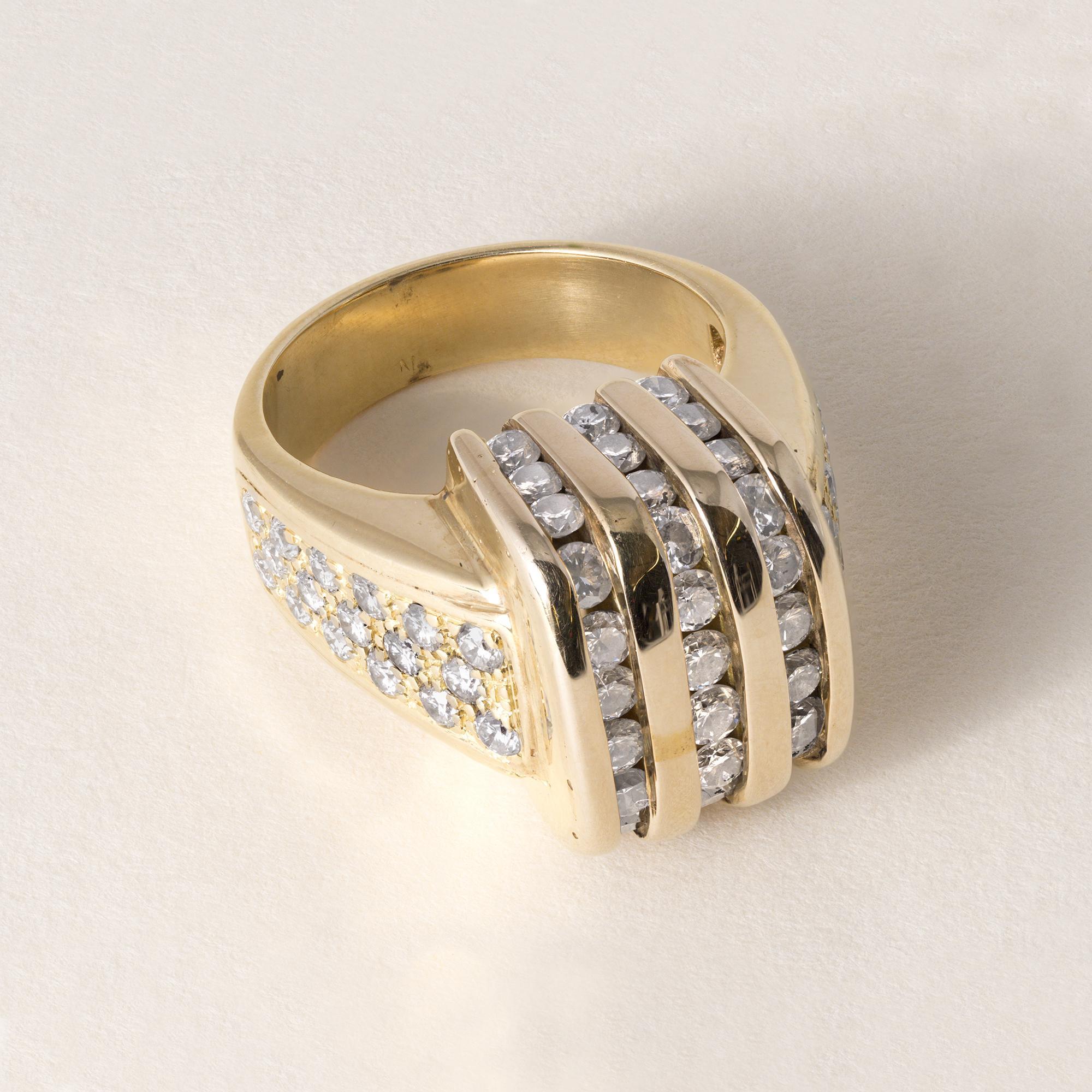 Moderno Anello d'epoca in oro 14K con 2,35 carati, incastonati a canale e con pavé di diamanti a cupola in vendita
