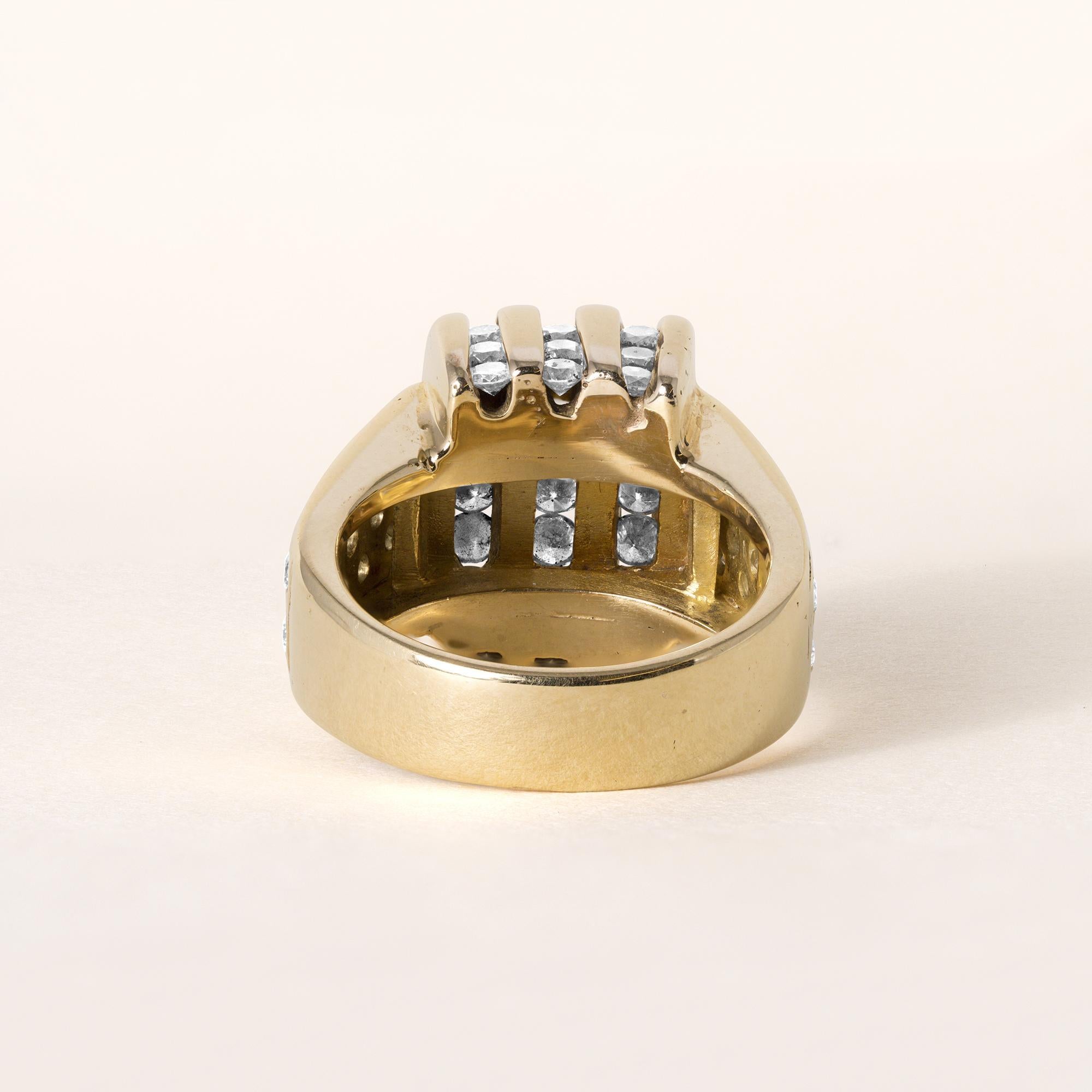 Anello d'epoca in oro 14K con 2,35 carati, incastonati a canale e con pavé di diamanti a cupola In condizioni buone in vendita a Los Angeles, CA