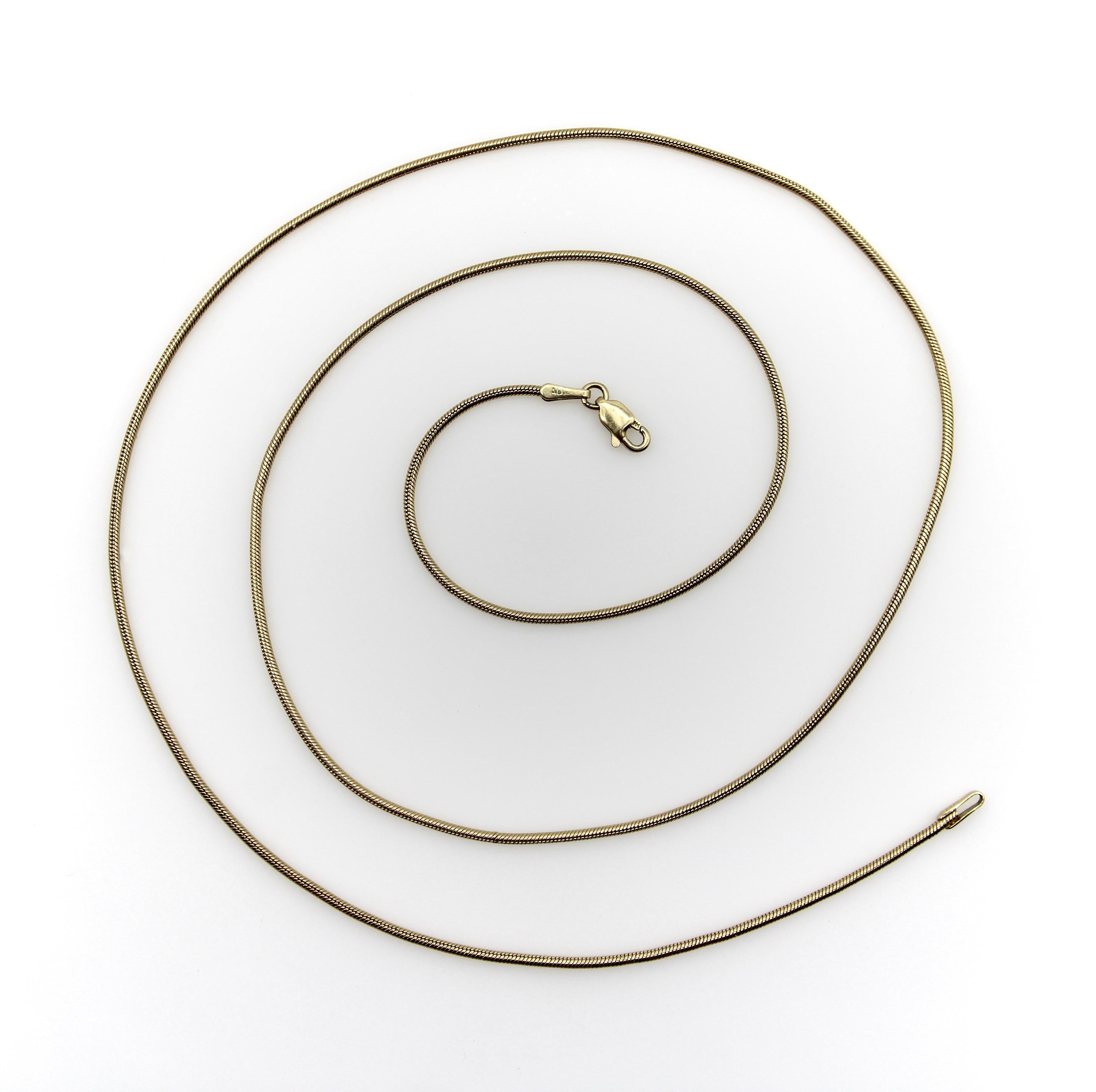 Diese Schlangenkette im Vintage-Stil ist sehr fließend, so dass sich die Charms leicht auf und ab bewegen können. Sie ist schlank und geschmeidig, sieht aber auch als schlichte, einfache Linie gut aus. Dieses Schmuckstück ist ein nützliches
