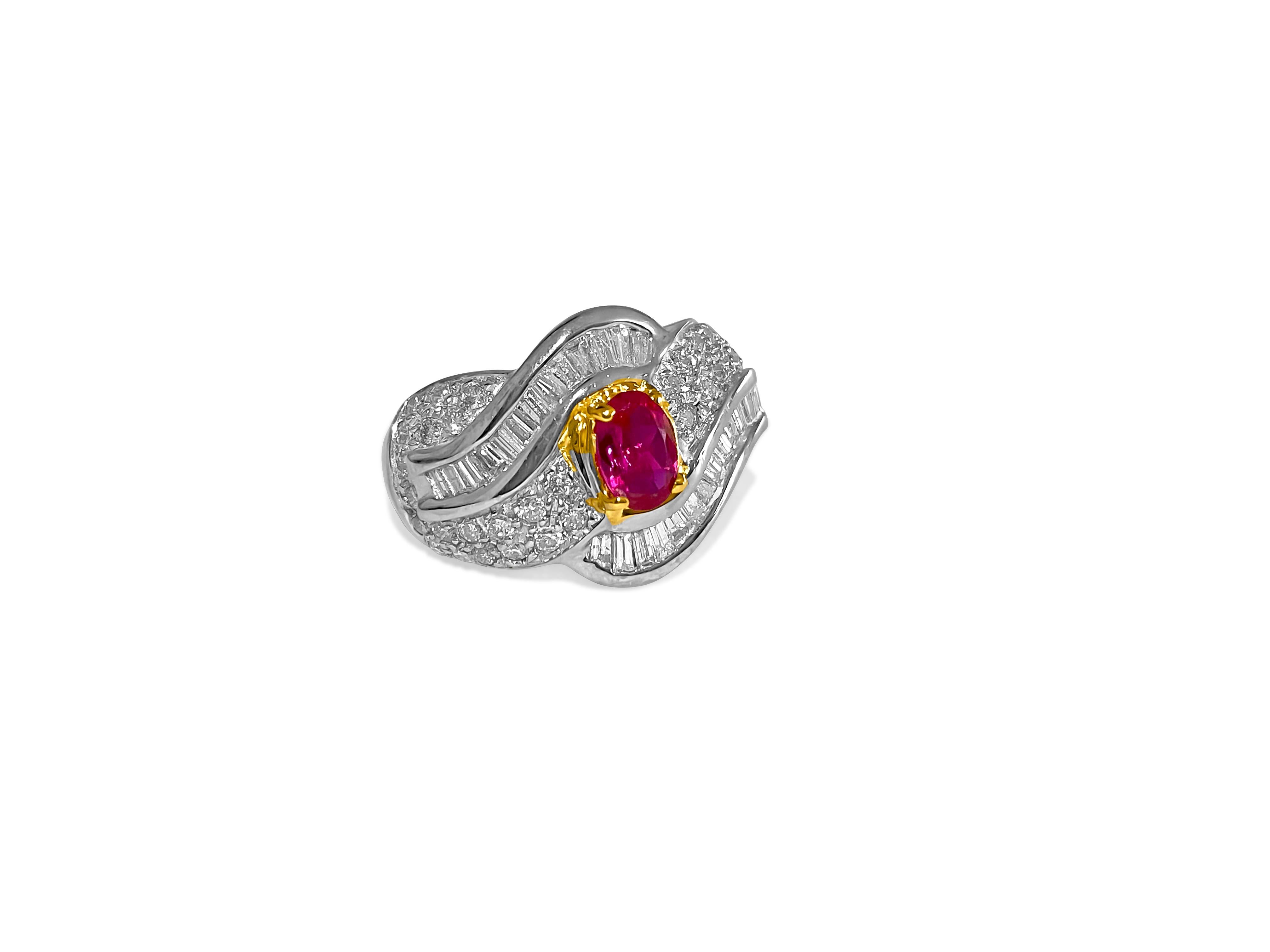 Whiting présente cette exquise bague ornée de pierres précieuses et de diamants, fabriquée de manière experte en or jaune et blanc bicolore 14k, avec un superbe rubis ovale de 1,00 carat, mettant en valeur la beauté naturelle de ce minéral. Le rubis