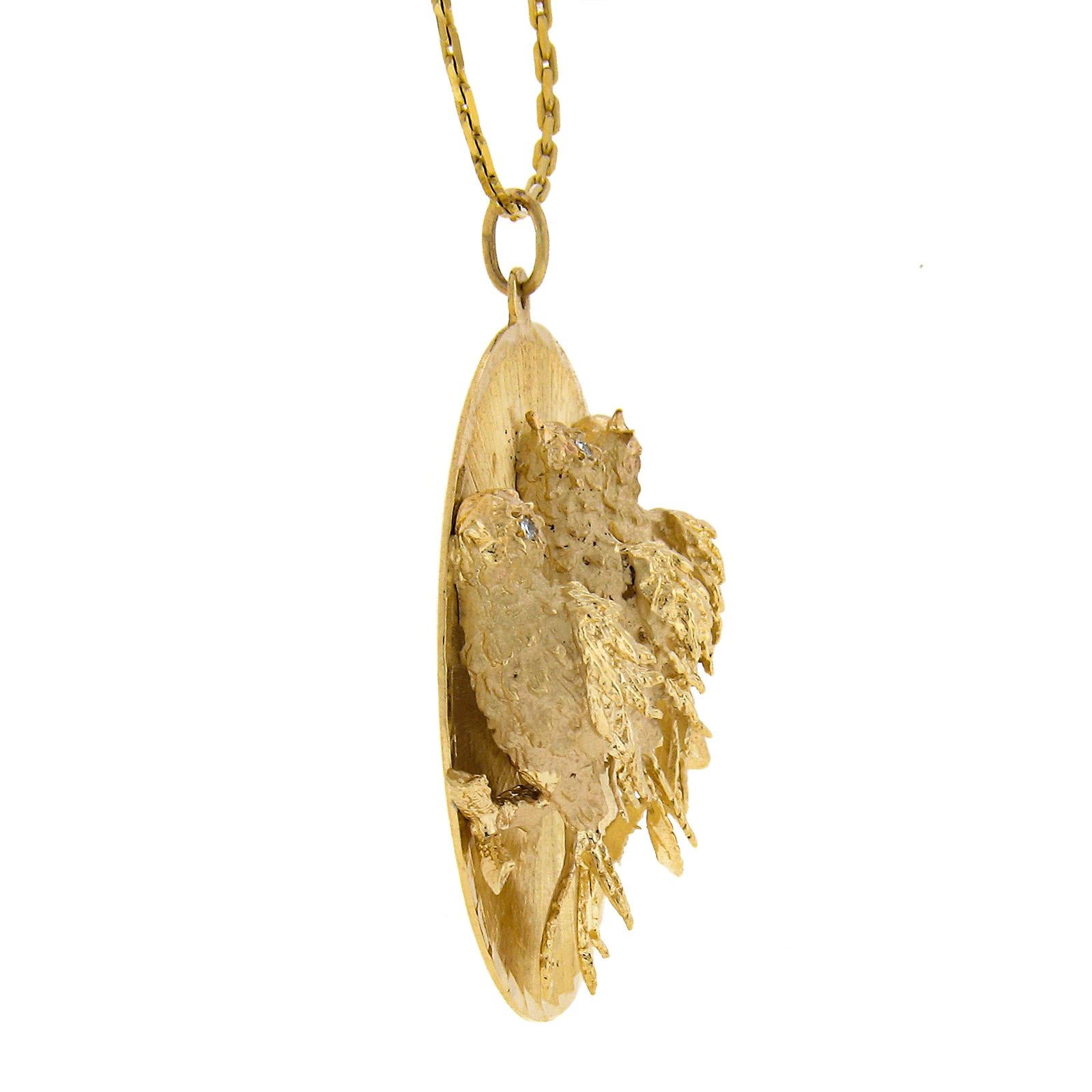 Vintage 14k Gold 3D Large Textured 3 Birds Medallion Pendant Chain w/ Diamond In Excellent Condition For Sale In Montclair, NJ