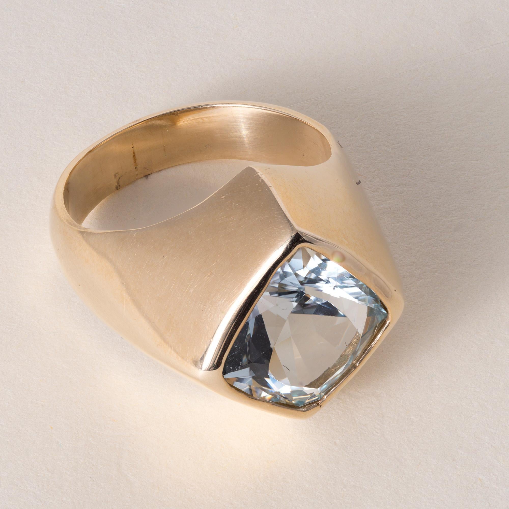 Dies ist ein Vintage-Ring mit einem Aquamarin Edelstein Lünette gesetzt
aus 14k Gelbgold
CIRCA 1970
Einzelheiten:
~6 Karat Aquamarin, sehr hell, mittelblaue Farbe und sehr sauber.
Drachenform mit den Maßen 15,2 mm x 13,3 mm
Ring Größe 10.5
16,8