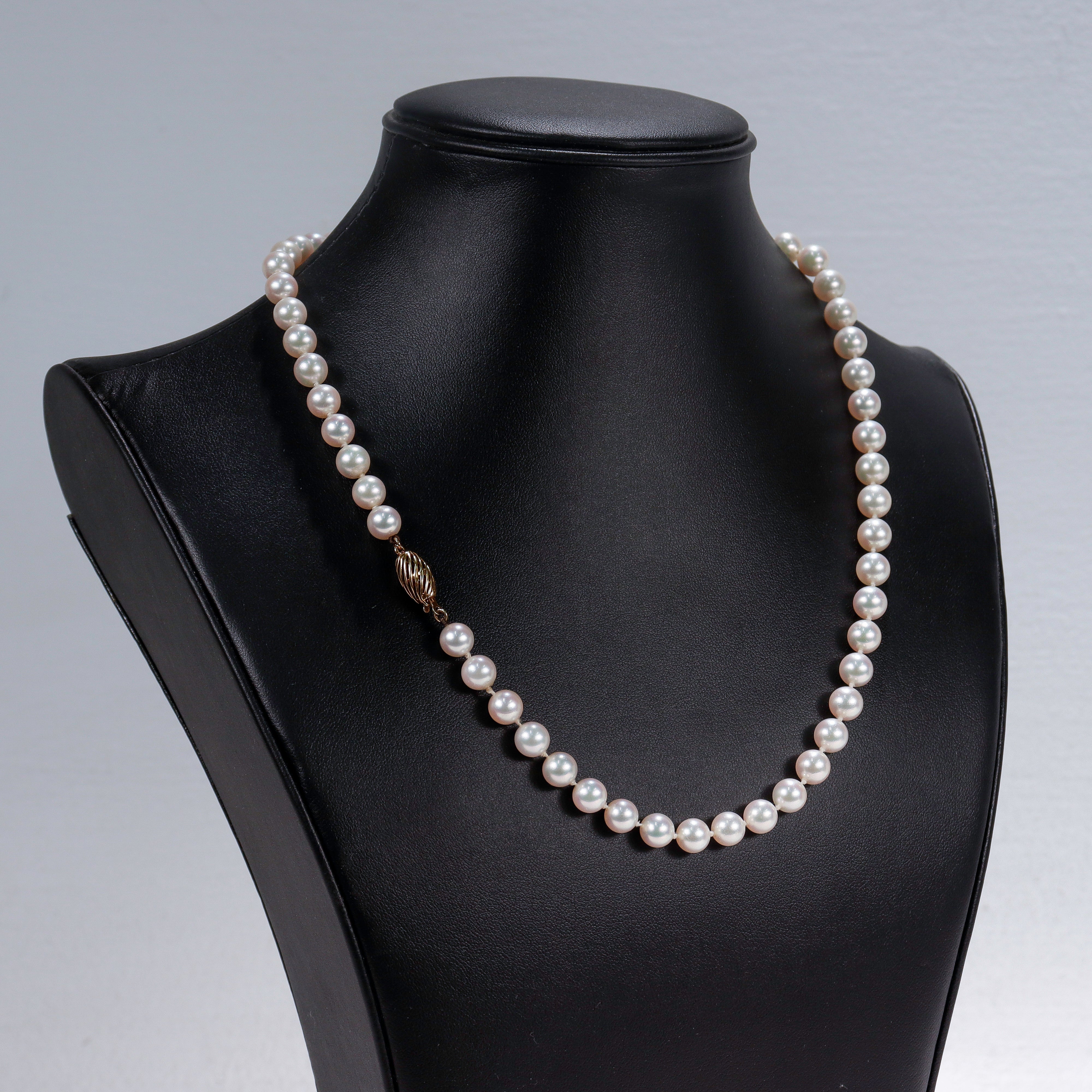 A fine vintage cultured pearl necklace.

With 7-7.5 mm round white pearls with fine color and lustre. 

Set with a 14k gold clasp. 

Originally retailed by Shapur Mozafarian of San Francisco. Together with its original receipt.

Simply a wonderful