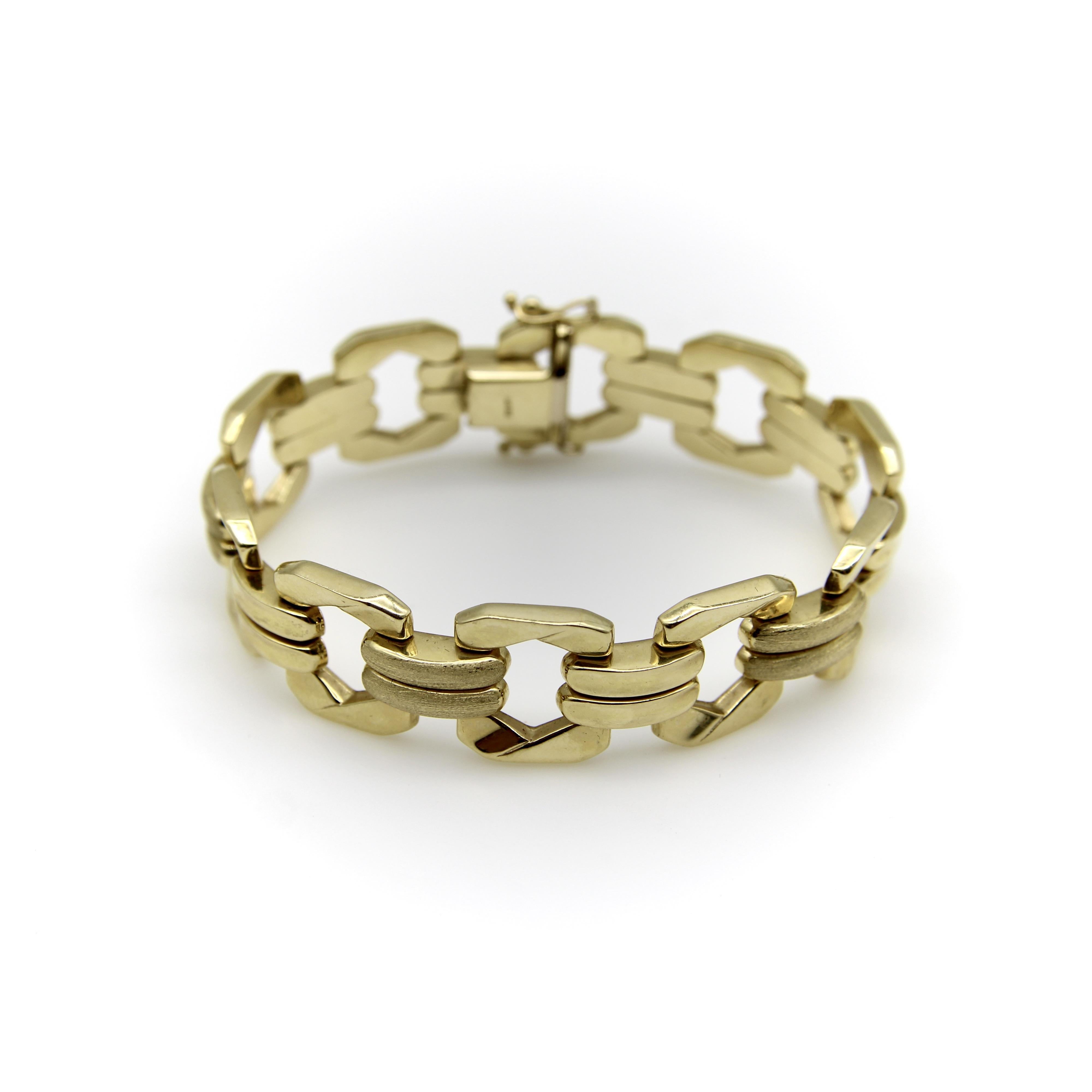 Ce bracelet à maillons alternés en or 14 carats fait référence à un bracelet à maillons de type curb avec son grand maillon rectangulaire. Il attire l'attention par un éventail de liens, de lignes et de textures visuelles. Les maillons