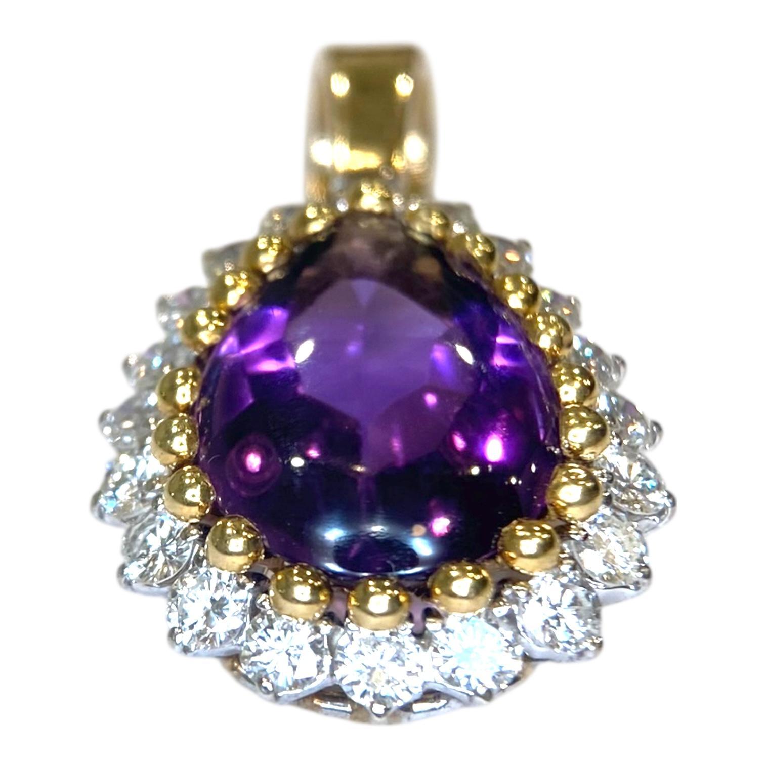Der aus 14 Karat Gelbgold gefertigte Anhänger zeigt einen birnenförmigen Amethyst-Cabochon, der von Diamanten im Brillantschliff umgeben ist. Der Amethyst mit einem Gewicht von etwa 8,0 Karat hat einen satten violetten Farbton. Die Diamanten mit