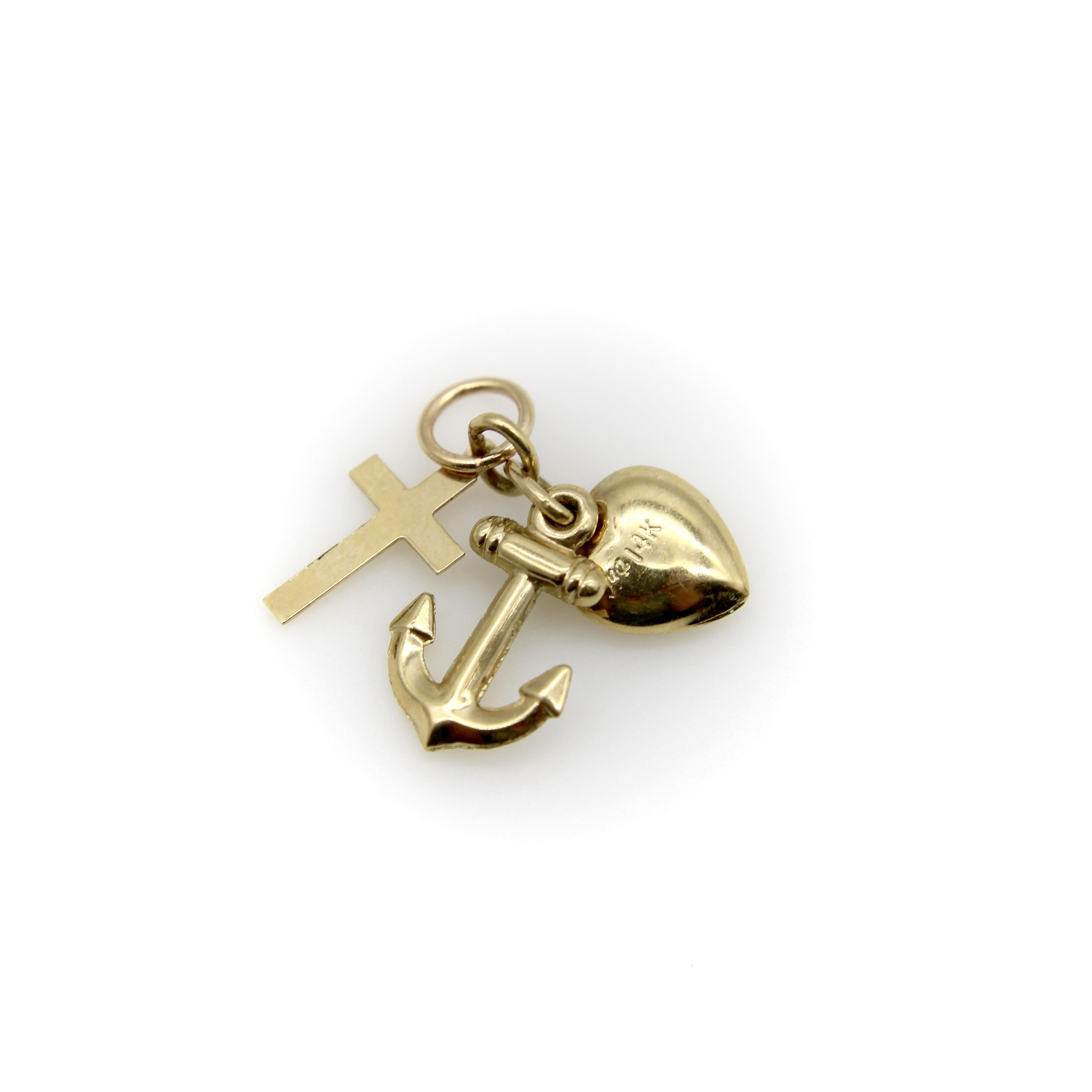 Este charm trifecta vintage de oro de 14 quilates presenta una cruz, un corazón y un ancla, que representan la fe, el amor y la esperanza. Los tres colgantes se apilan y se mantienen unidos mediante una abrazadera redonda para conseguir un