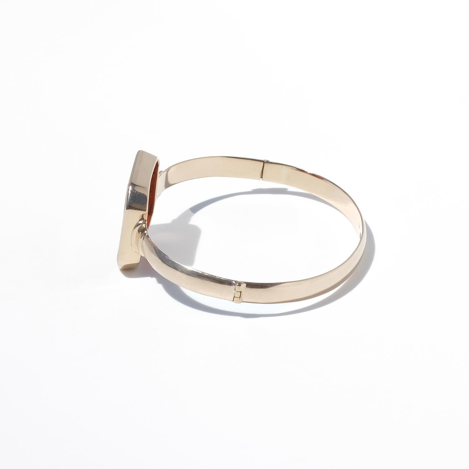 Vintage 14K Gold and Agate Fixed Bracelet by Bertel Wilhelm Nordström Made 1958 In Good Condition For Sale In Stockholm, SE