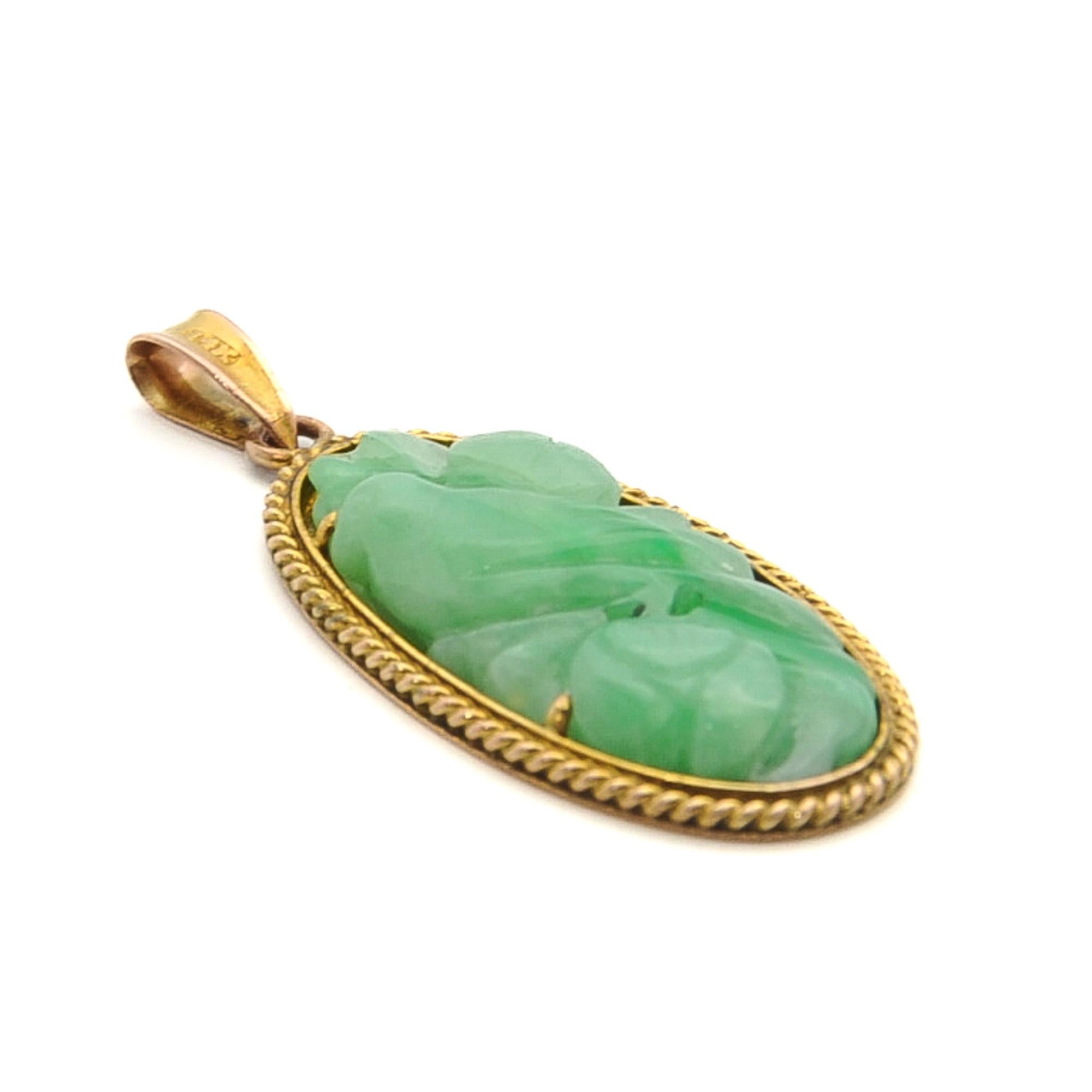 Jadeite Jade Carved Bird 14 Karat Gold Pendant In Good Condition For Sale In Rotterdam, NL