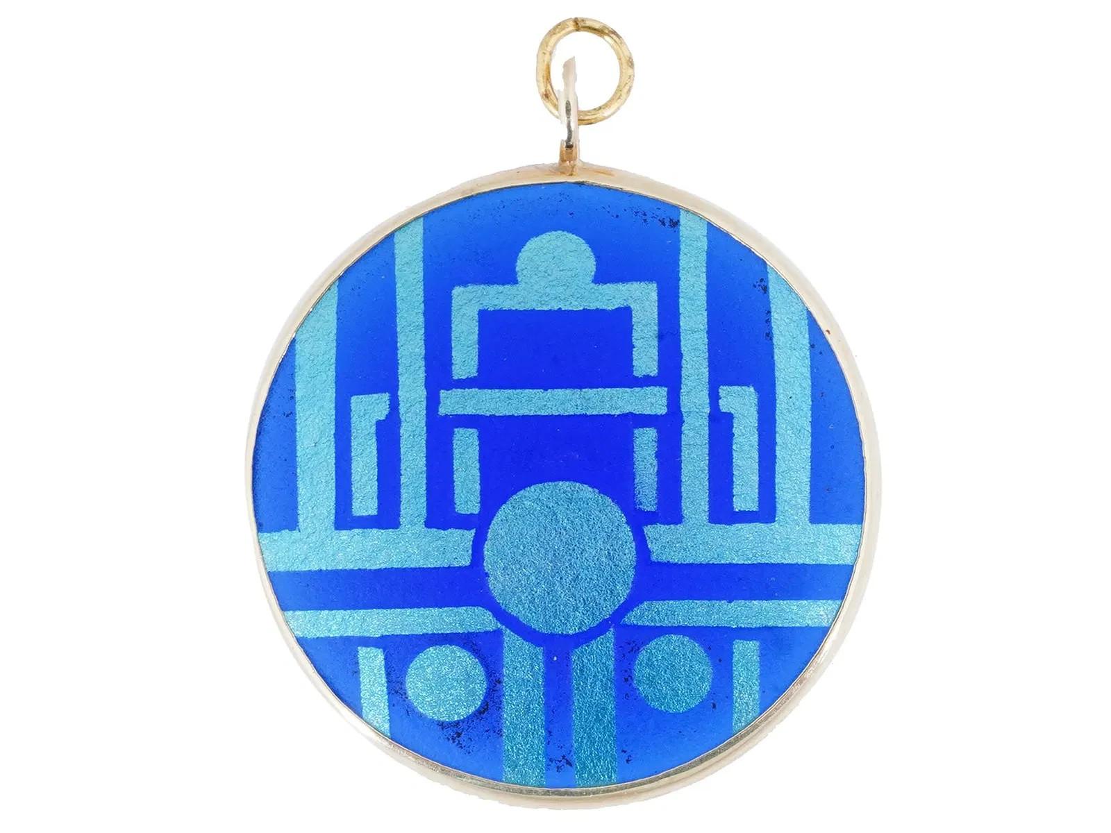 Un ciondolo vintage in vetro blu cobalto con finiture in oro giallo 14K. Pezzo rotondo con disegno geometrico azzurro. Non segnato. Peso totale: 4,3 grammi. Gioielli dichiarati per le donne.
Dimensioni: H. H. 1 1/4