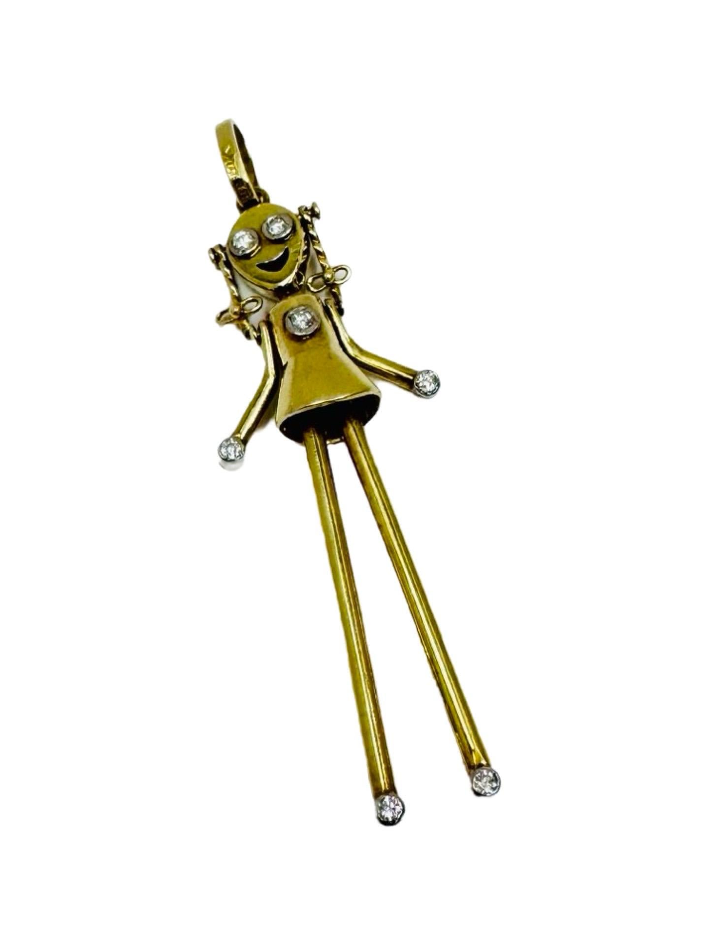 Ce pendentif vintage en or jaune 14 carats représente une charmante et fantaisiste jeune fille en forme de bâton, animée par un design entièrement articulé. Les bras, les jambes, la tête et les cheveux bougent indépendamment les uns des autres, ce