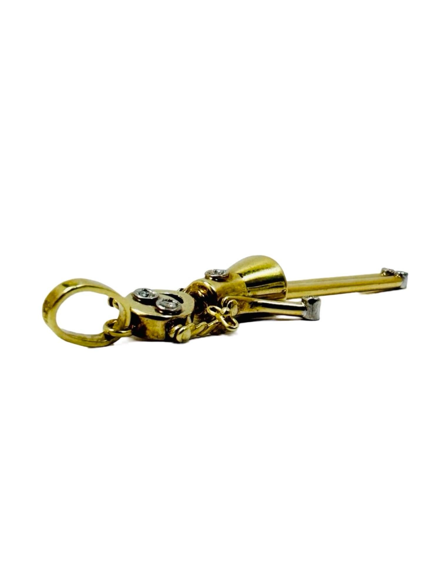 Pendentif vintage en or 14K représentant une fille articulée avec 7 diamants - Kinetic Design, 2 Excellent état - En vente à Miami, FL