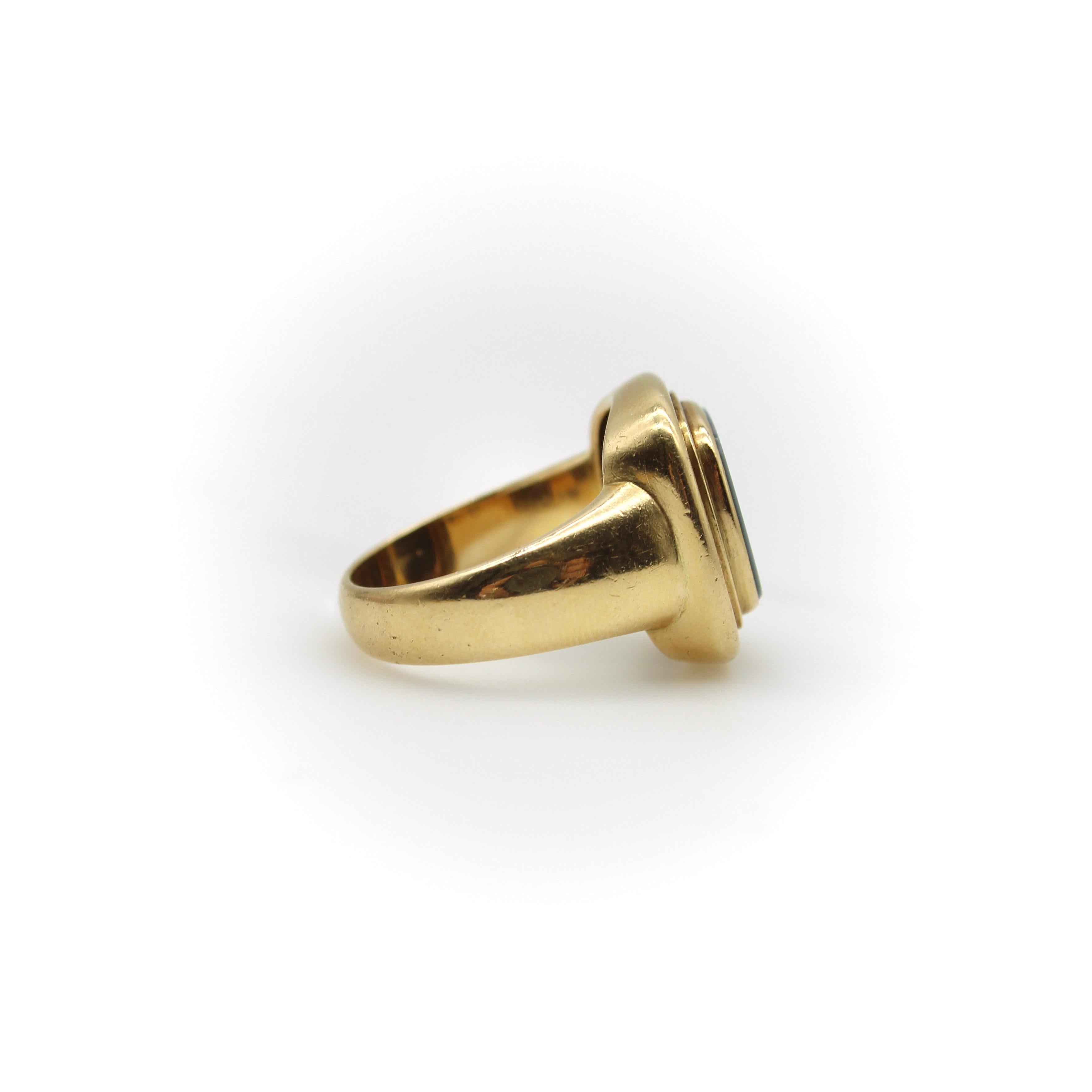 Revival Vintage 14K Gold Banded Agate Carved Intaglio Signet Ring 