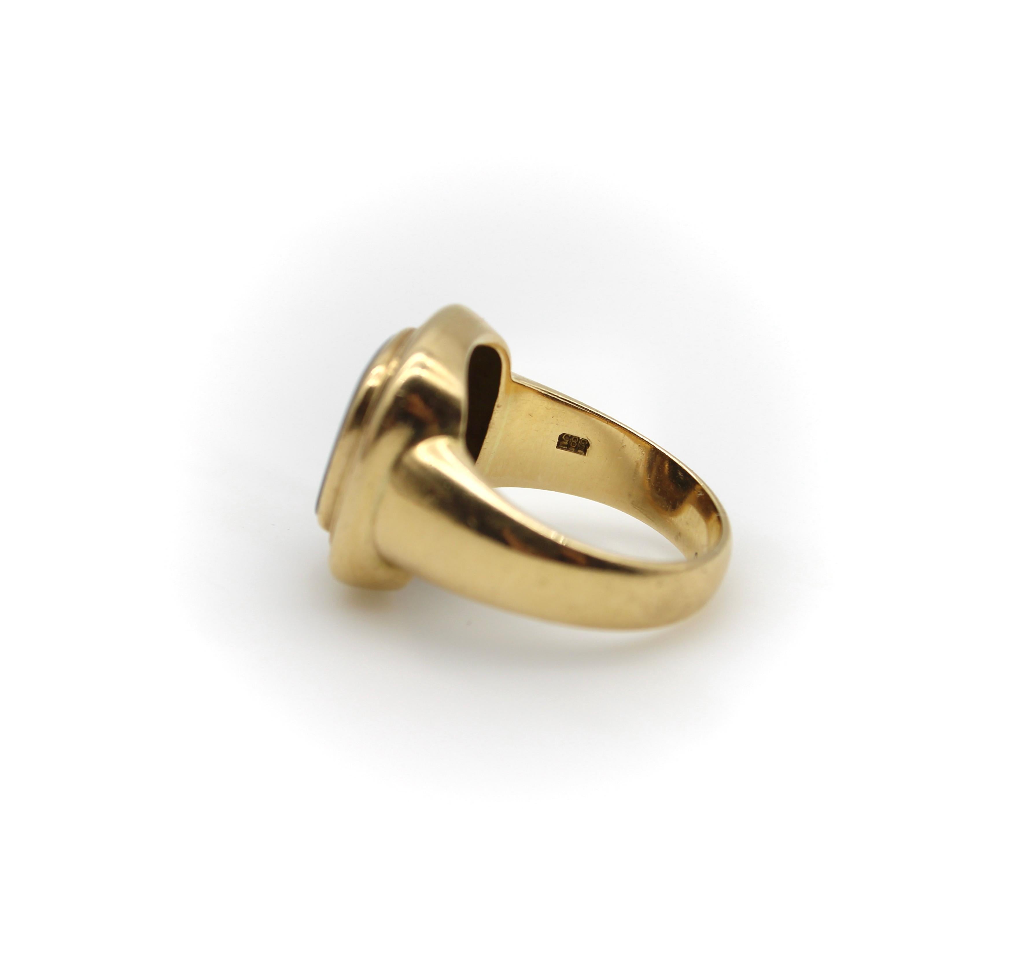 Revival Vintage 14K Gold Banded Agate Carved Intaglio Signet Ring  For Sale