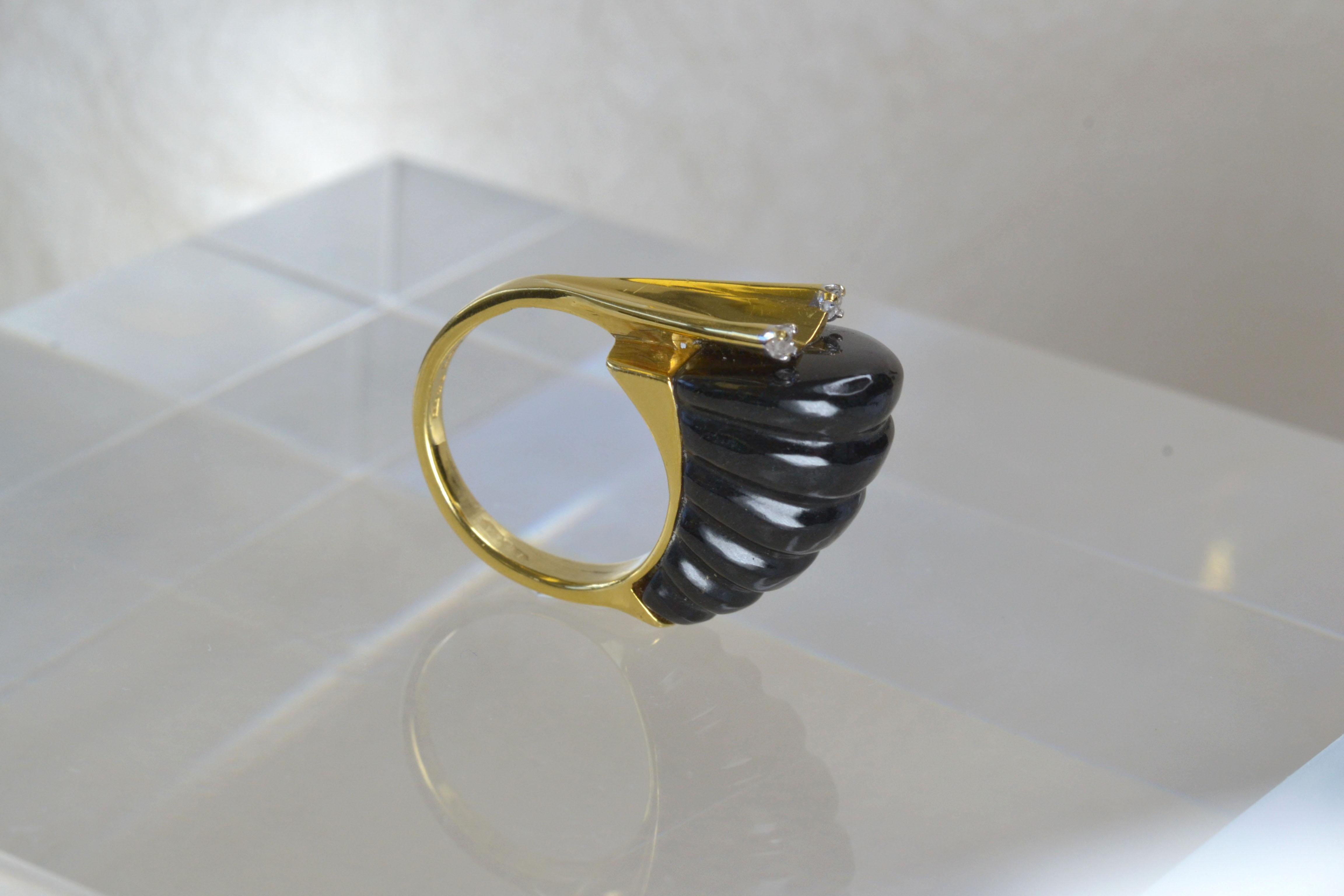 Einzigartiger 14 Karat Gold schwarzer Onyx-Ring mit halbem Wellenschliff und Diamanten Damen im Angebot