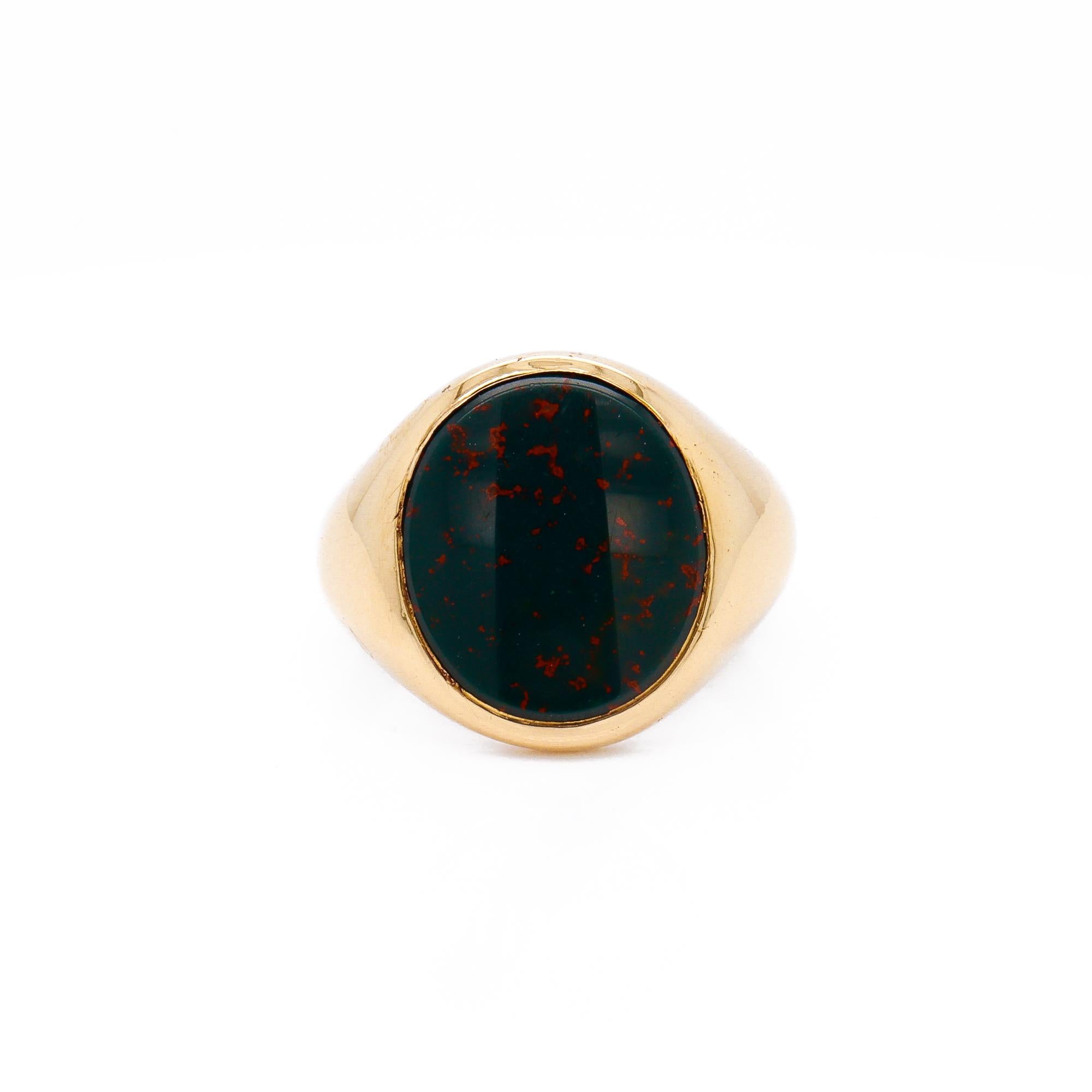 Edoardiano Anello con firma in oro 14K e pietra di sangue cabochon vintage di Jones & Woodland in vendita