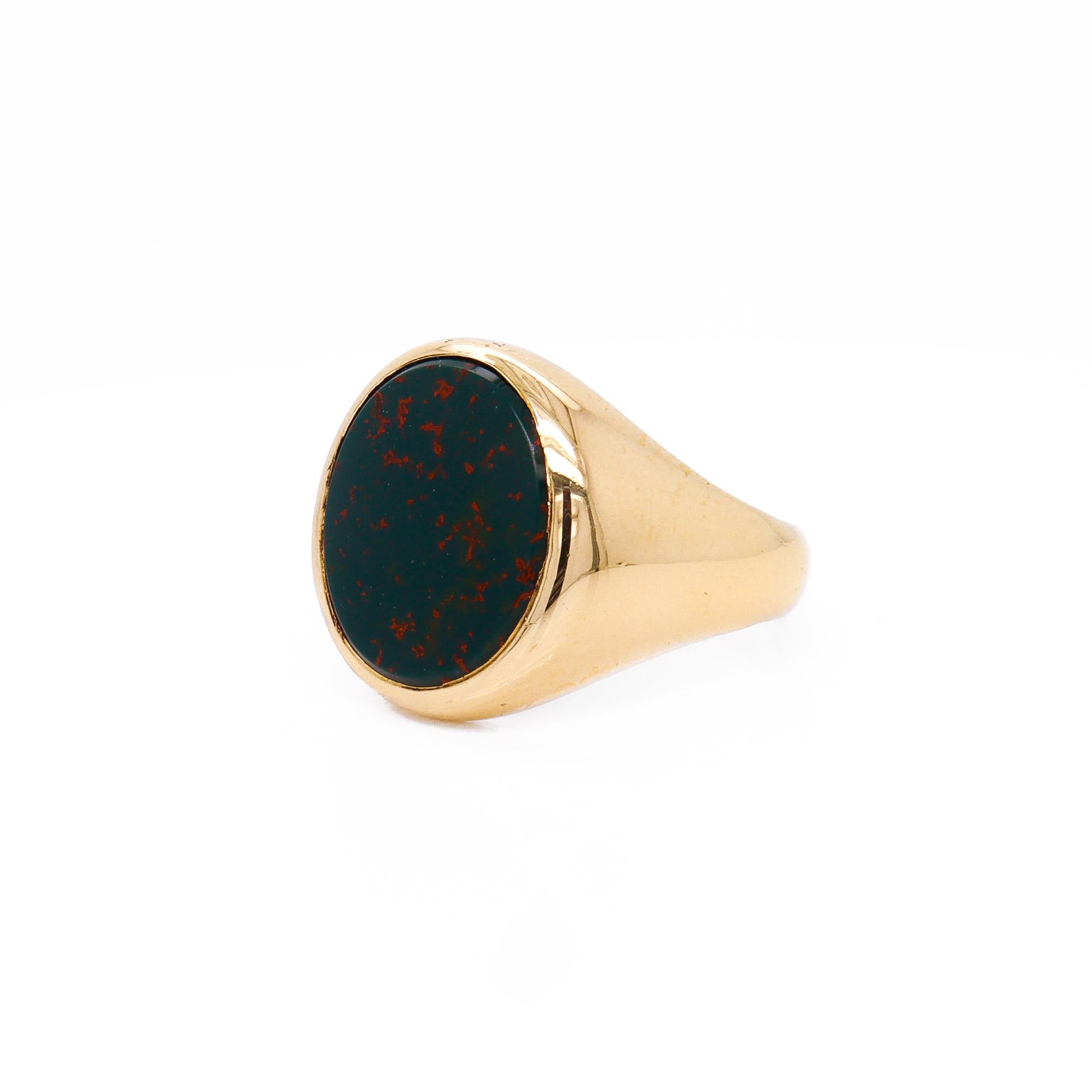 Cabochon Anello con firma in oro 14K e pietra di sangue cabochon vintage di Jones & Woodland in vendita