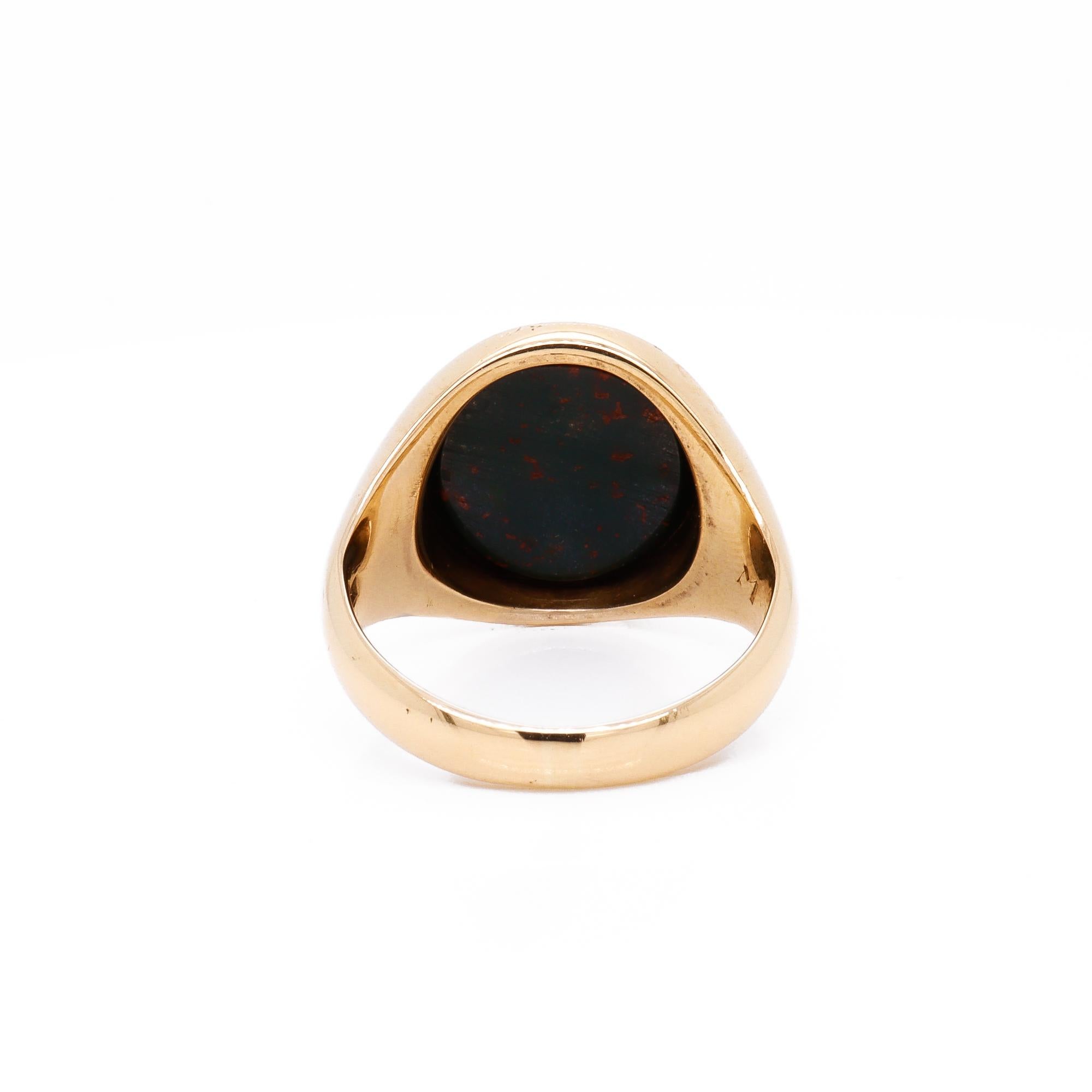 da uomo o donna Anello con firma in oro 14K e pietra di sangue cabochon vintage di Jones & Woodland in vendita